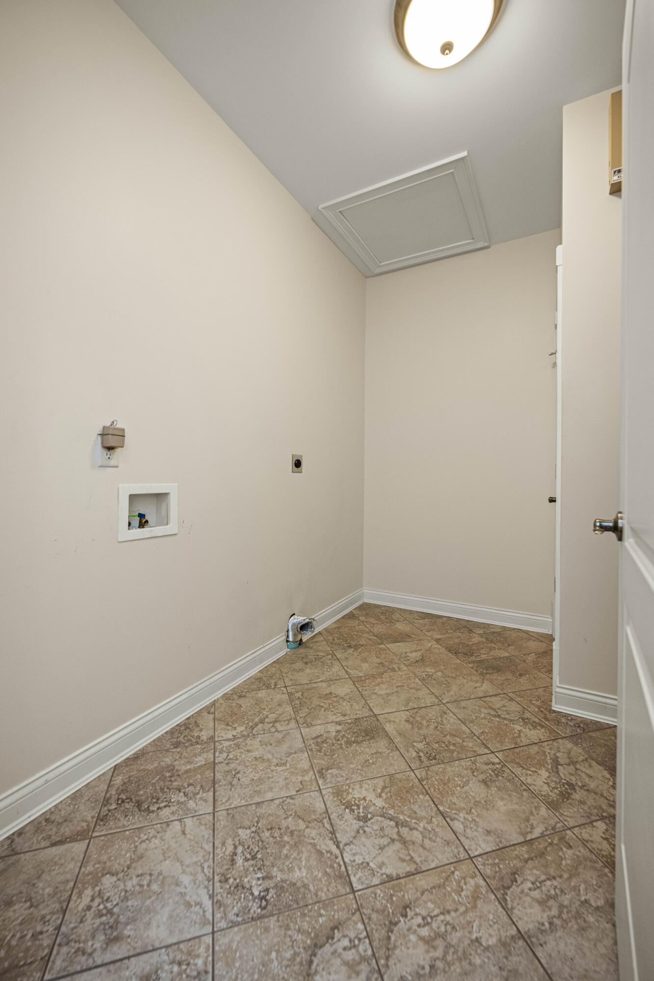 Richmond, Kentucky 40475, United States, 5 Bedrooms Bedrooms, ,3 BathroomsBathrooms,Residential,Pending,38701