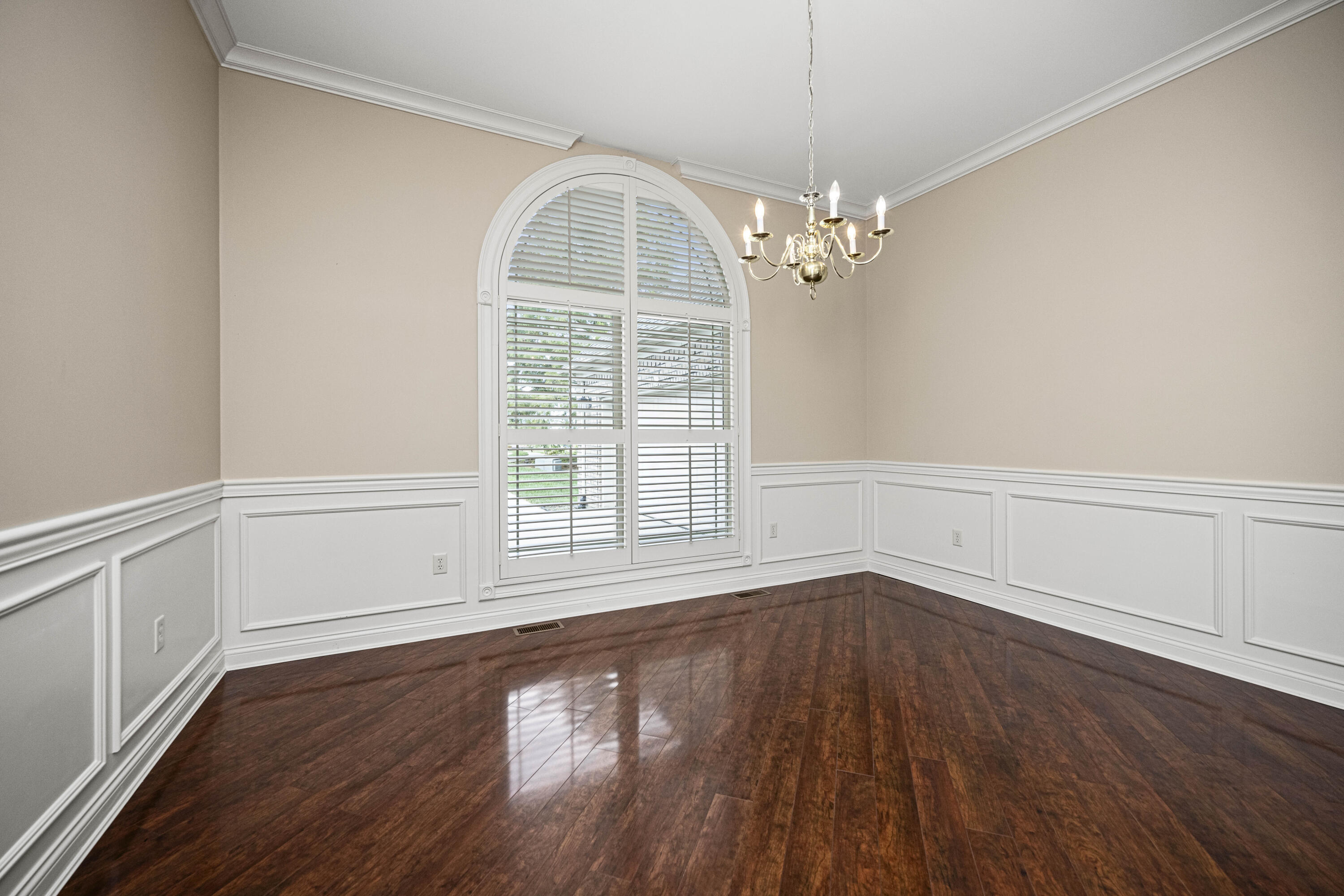 Richmond, Kentucky 40475, United States, 5 Bedrooms Bedrooms, ,3 BathroomsBathrooms,Residential,Pending,38701