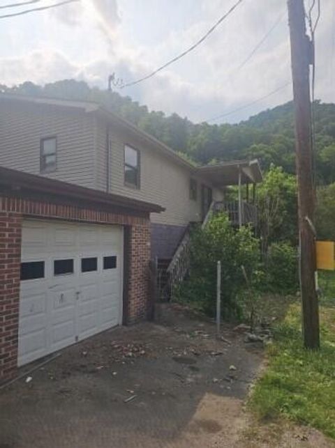 Photo of 106 Sergent Street, Evarts, KY 40828 (MLS # 25507431)