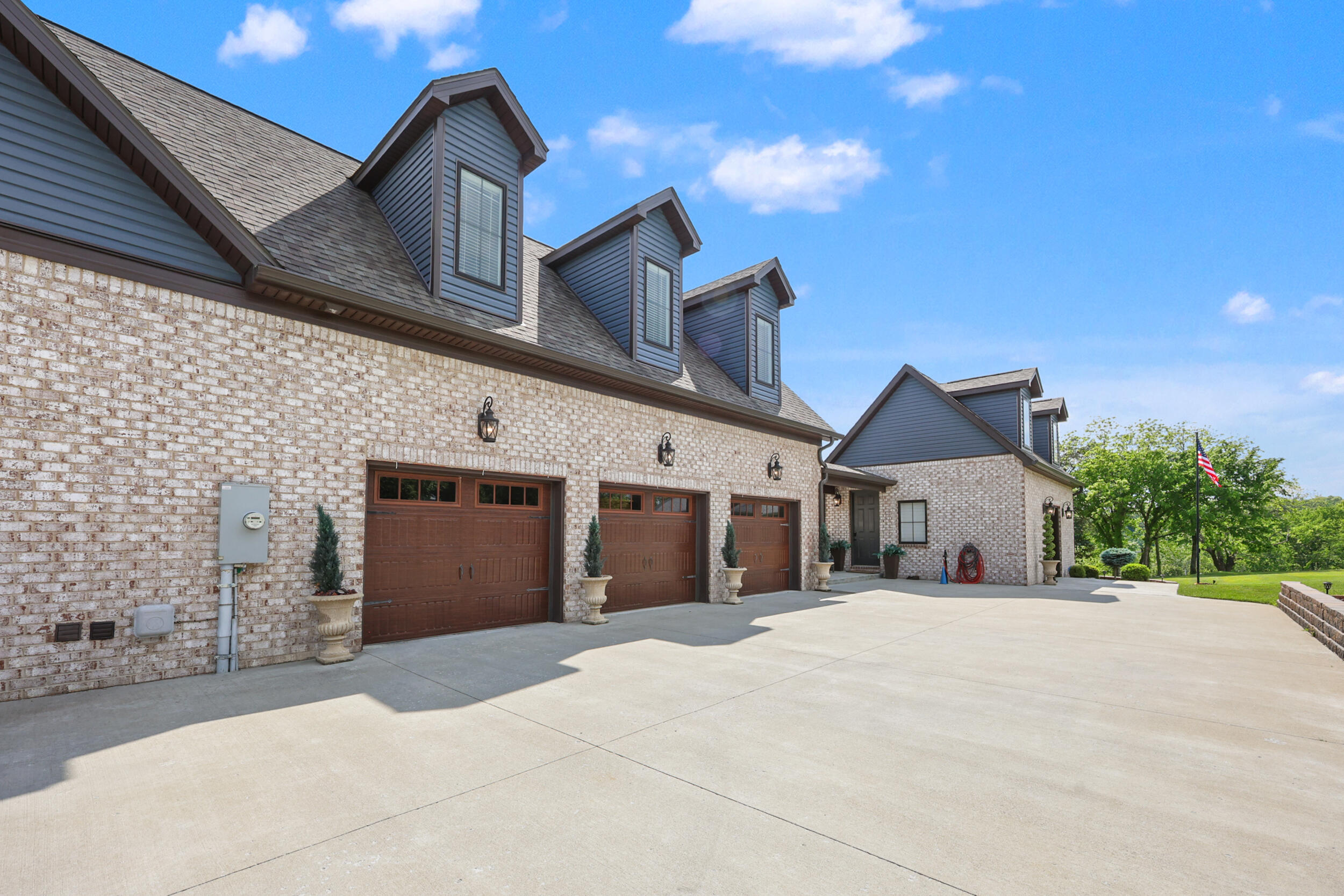 Richmond, Kentucky, 40475, United States, 6 Bedrooms Bedrooms, ,6 BathroomsBathrooms,Residential,Active,2043286