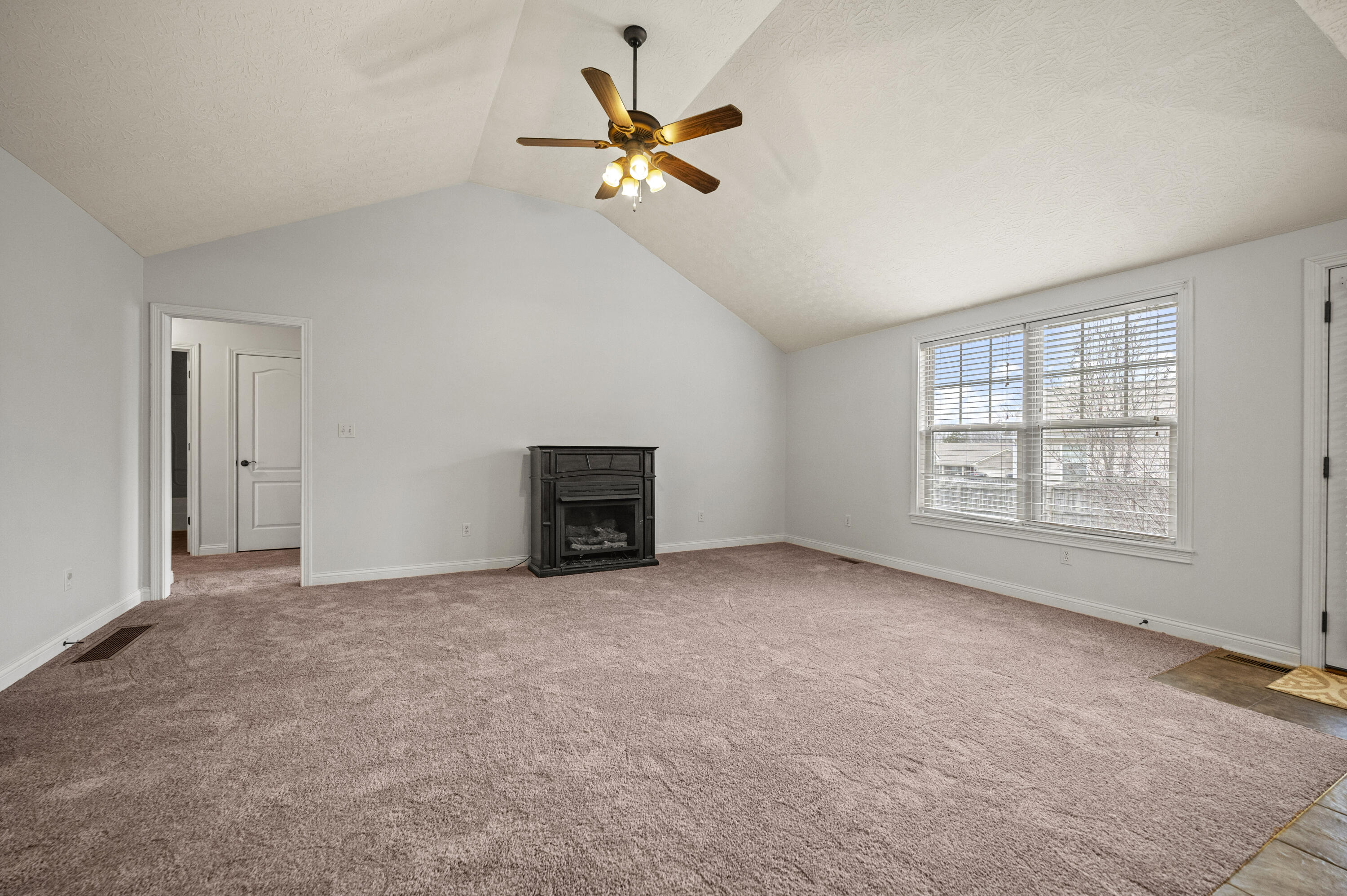 Richmond, Kentucky 40475, United States, 3 Bedrooms Bedrooms, ,2 BathroomsBathrooms,Residential,Active,194363