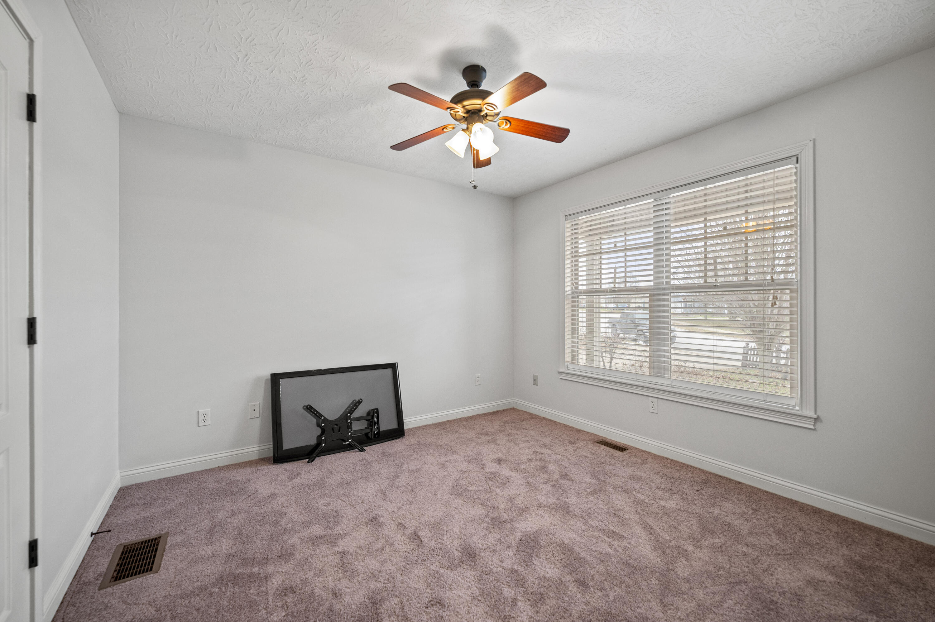 Richmond, Kentucky 40475, United States, 3 Bedrooms Bedrooms, ,2 BathroomsBathrooms,Residential,Active,194363