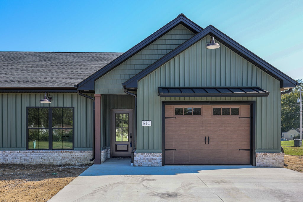 Photo of 910 Violet Court, Paducah, KY 42001 (MLS # 26025534)