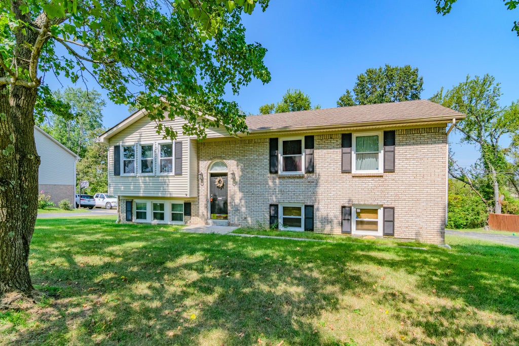 Photo of 314 Peachtree Drive, Berea, KY 40403 (MLS # 26024250)