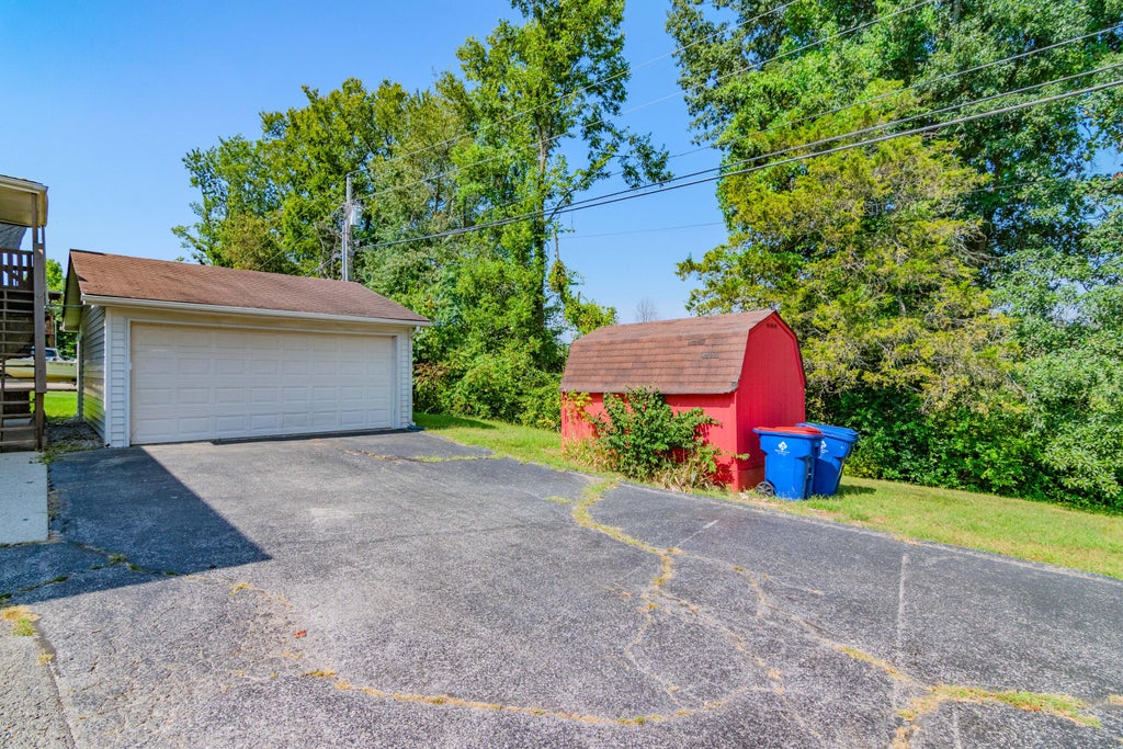 Photo of 314 Peachtree Drive, Berea, KY 40403 (MLS # 26024250)