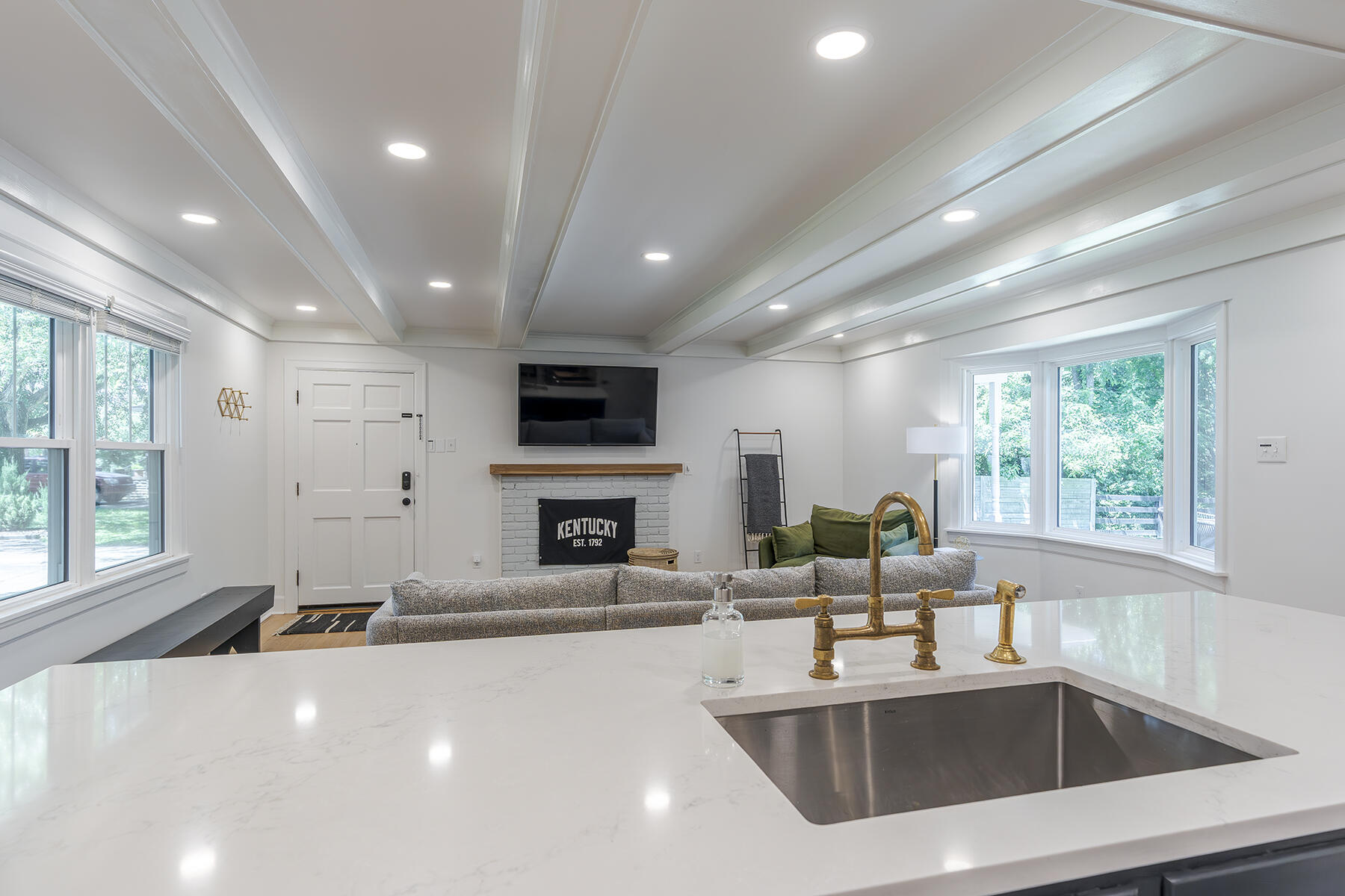 Berea, Kentucky 40403, United States, 4 Bedrooms Bedrooms, ,2 BathroomsBathrooms,Residential,Contingent,158162