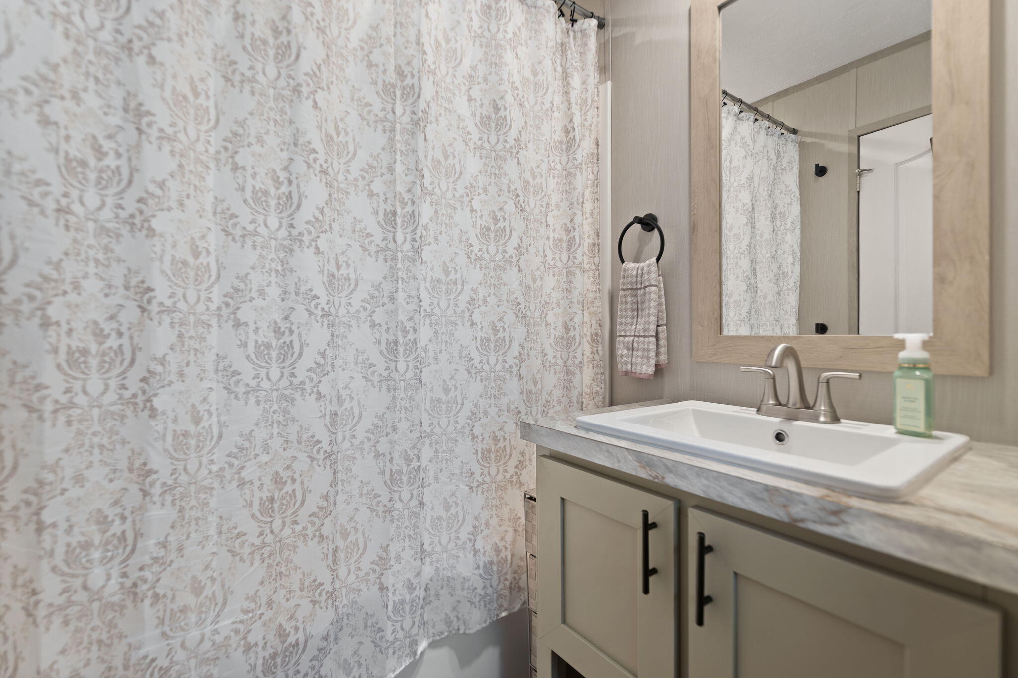 Winchester, Kentucky 40391, United States, 3 Bedrooms Bedrooms, ,2 BathroomsBathrooms,Residential,Contingent,157381