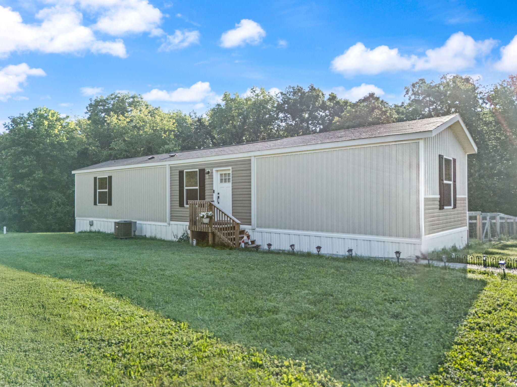 Winchester, Kentucky 40391, United States, 3 Bedrooms Bedrooms, ,2 BathroomsBathrooms,Residential,Contingent,157381