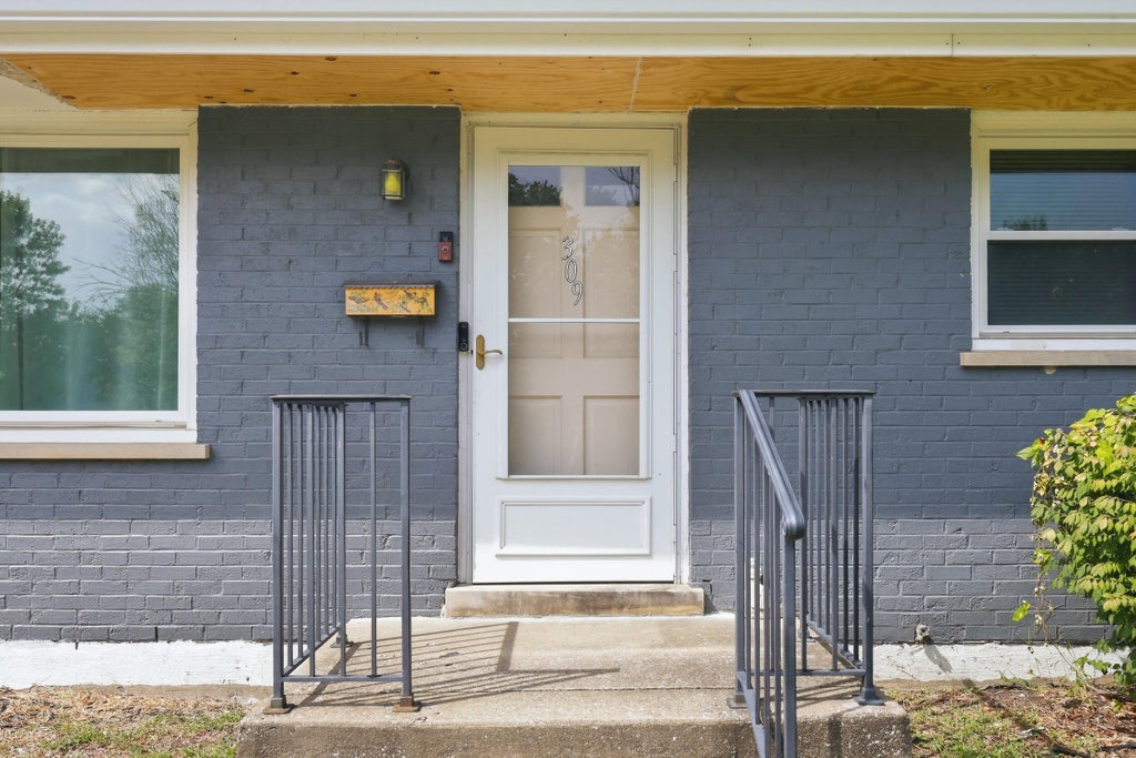 Photo of 309 Larkwood Drive, Lexington, KY 40509 (MLS # 26025939)