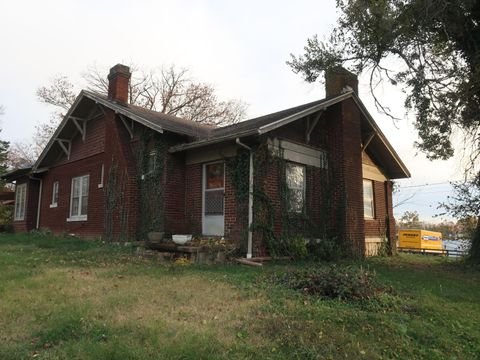 Photo of 608 N Main Street, Nicholasville, KY 40356 (MLS # 25506022)