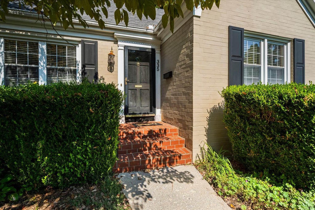 Photo of 335 Queensway Drive, Lexington, KY 40502 (MLS # 26025906)