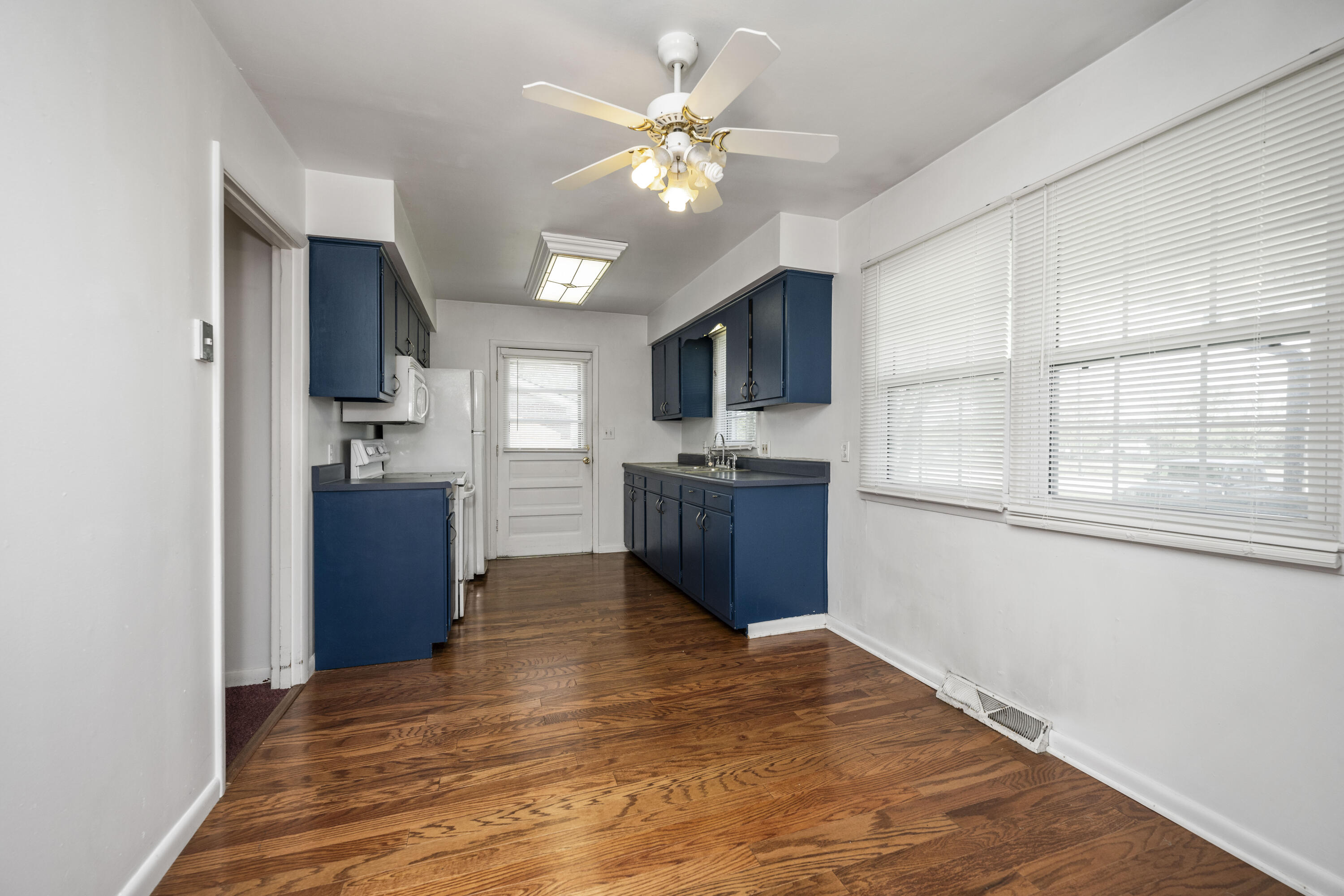 Richmond, Kentucky 40475, United States, 2 Bedrooms Bedrooms, ,1 BathroomBathrooms,Residential,Pending,119068