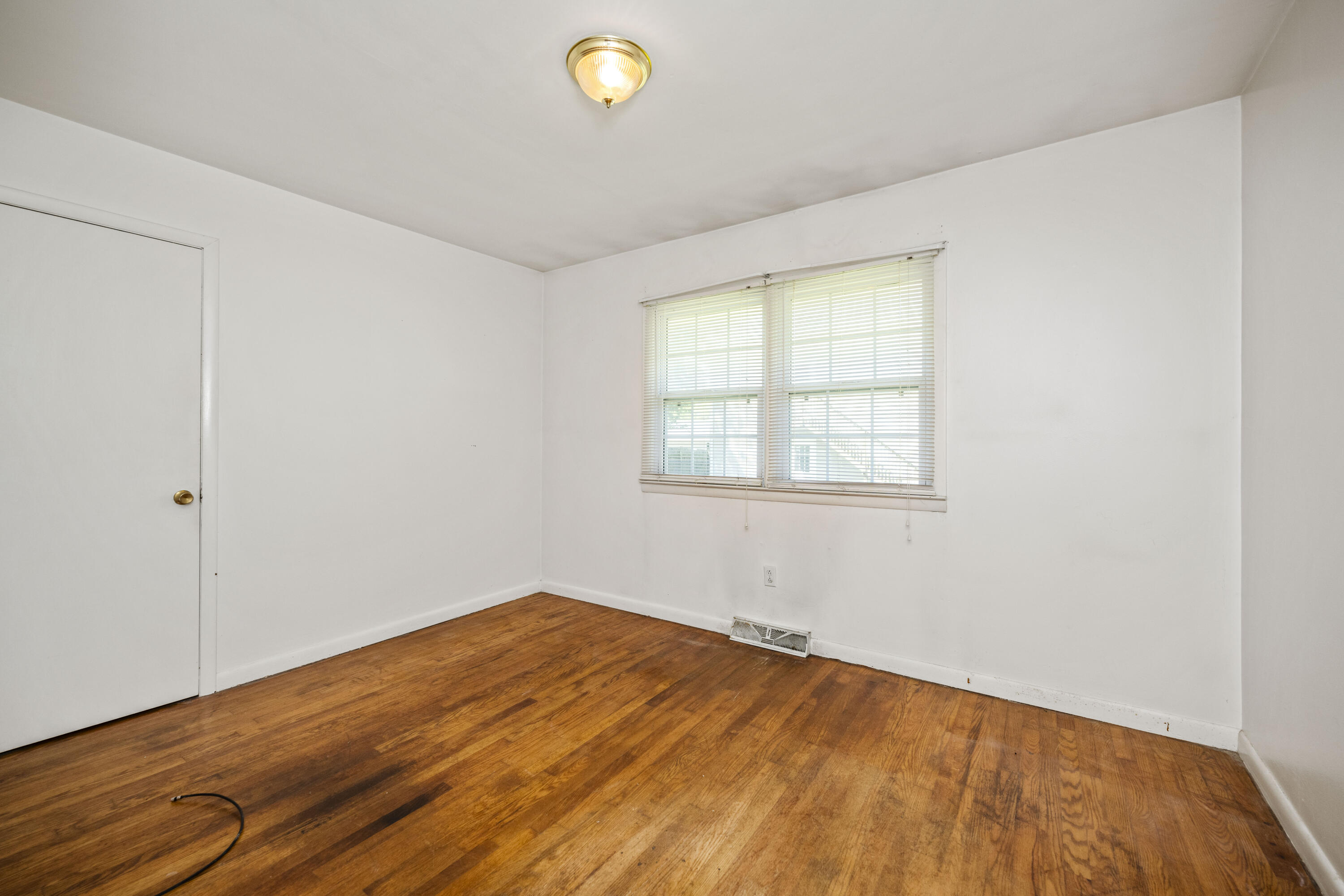 Richmond, Kentucky 40475, United States, 2 Bedrooms Bedrooms, ,1 BathroomBathrooms,Residential,Pending,119068