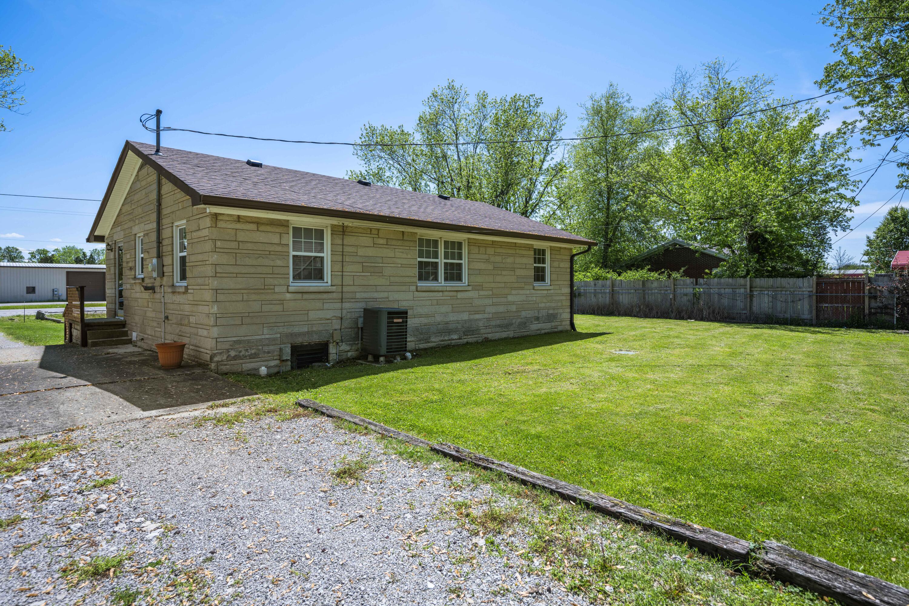 Richmond, Kentucky 40475, United States, 2 Bedrooms Bedrooms, ,1 BathroomBathrooms,Residential,Pending,119068