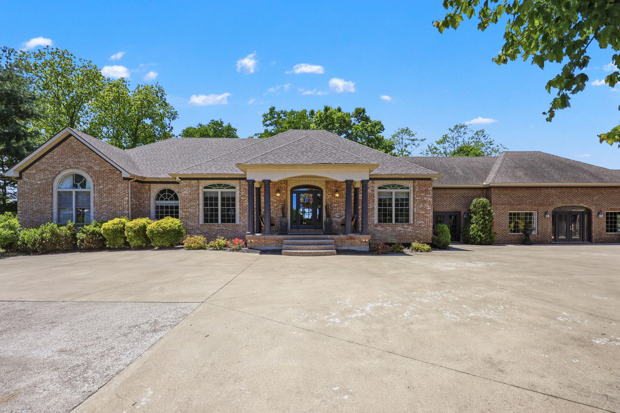 621 S Cleveland Rd, Lexington, KY, 40515, USA, 5 Bedrooms Bedrooms, ,5 BathroomsBathrooms,Residential,Pending,621 S Cleveland Rd,26010946