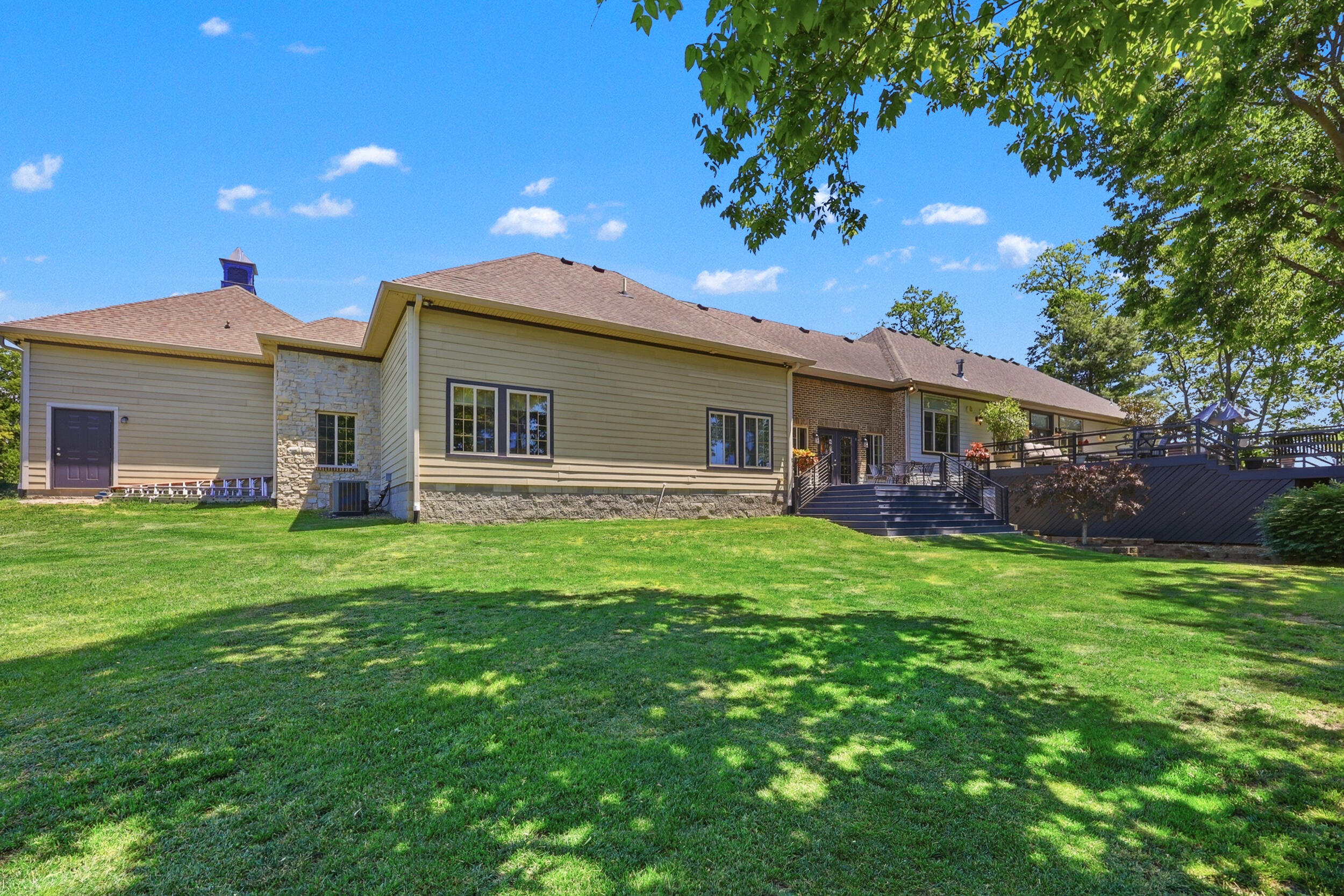 621 S Cleveland Rd, Lexington, KY, 40515, USA, 5 Bedrooms Bedrooms, ,5 BathroomsBathrooms,Residential,Pending,621 S Cleveland Rd,26010946