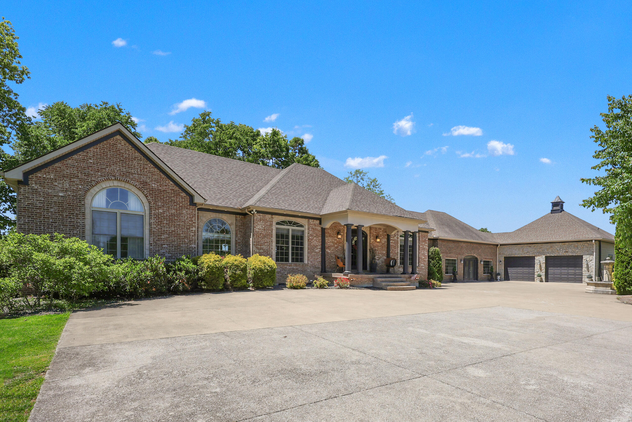 621 S Cleveland Rd, Lexington, KY, 40515, USA, 5 Bedrooms Bedrooms, ,5 BathroomsBathrooms,Residential,Pending,621 S Cleveland Rd,26010946