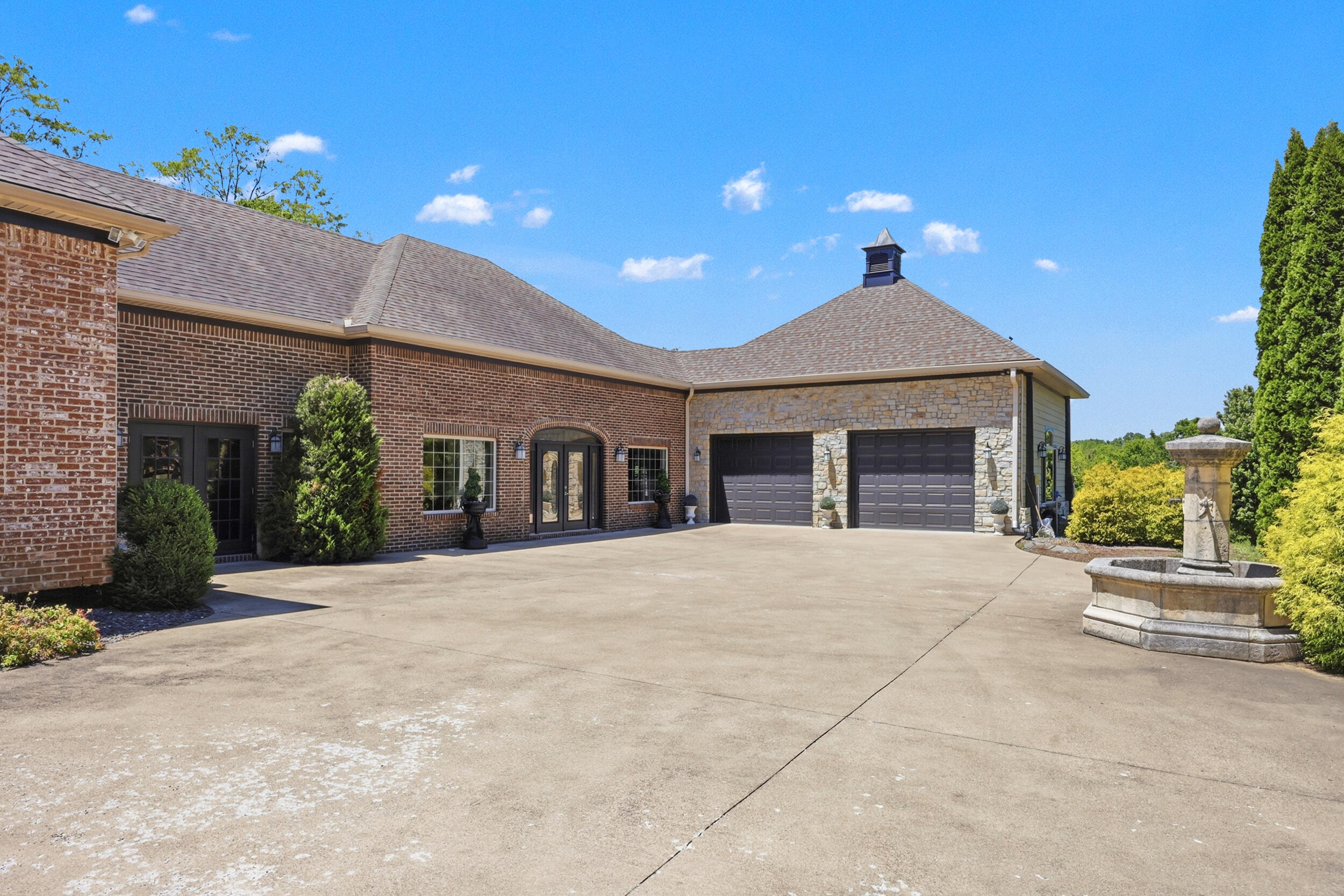 621 S Cleveland Rd, Lexington, KY, 40515, USA, 5 Bedrooms Bedrooms, ,5 BathroomsBathrooms,Residential,Pending,621 S Cleveland Rd,26010946