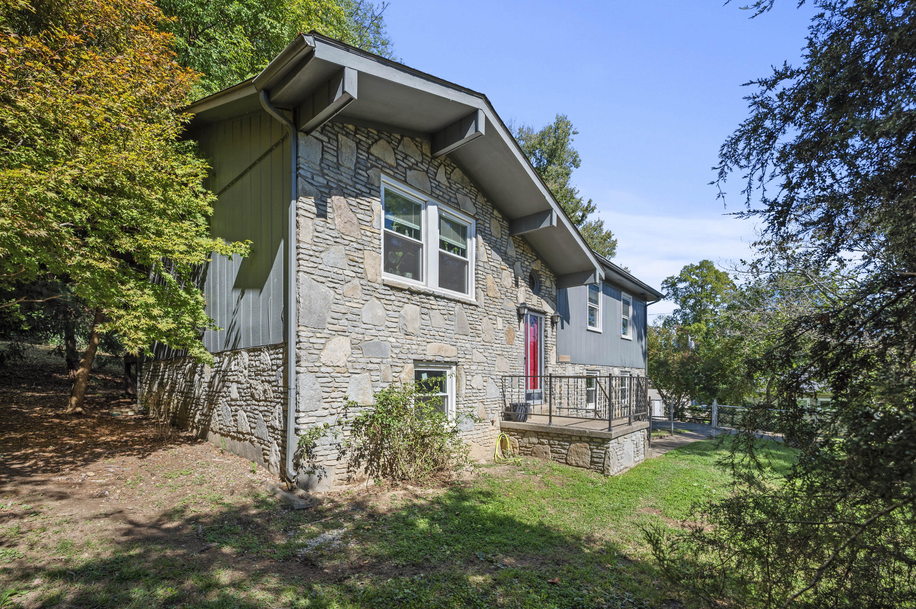 Berea, Kentucky 40403, United States, 4 Bedrooms Bedrooms, ,2 BathroomsBathrooms,Residential,Active,225257