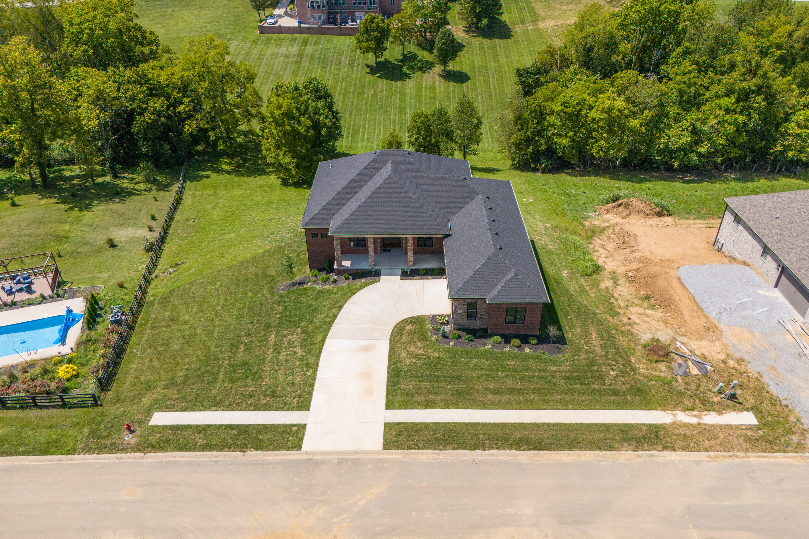 Richmond, Kentucky 40475, United States, 3 Bedrooms Bedrooms, ,3 BathroomsBathrooms,Residential,Pending,66065