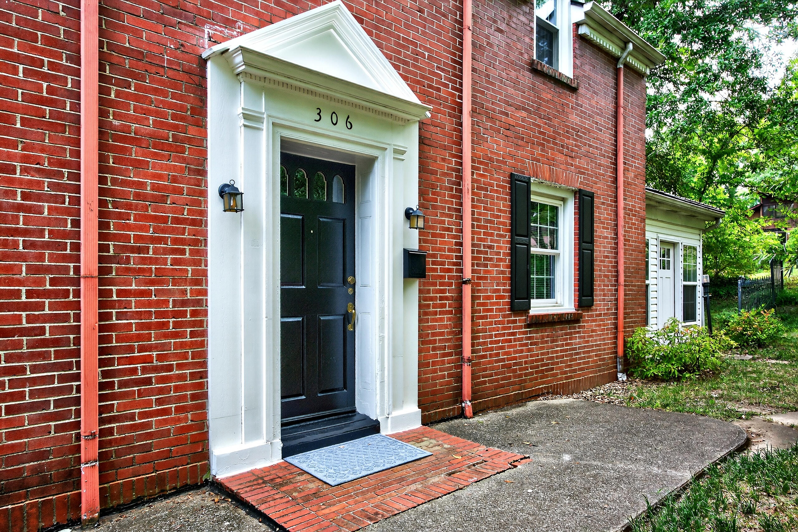 Berea, Kentucky 40403, United States, 4 Bedrooms Bedrooms, ,4 BathroomsBathrooms,Residential,Active,195762