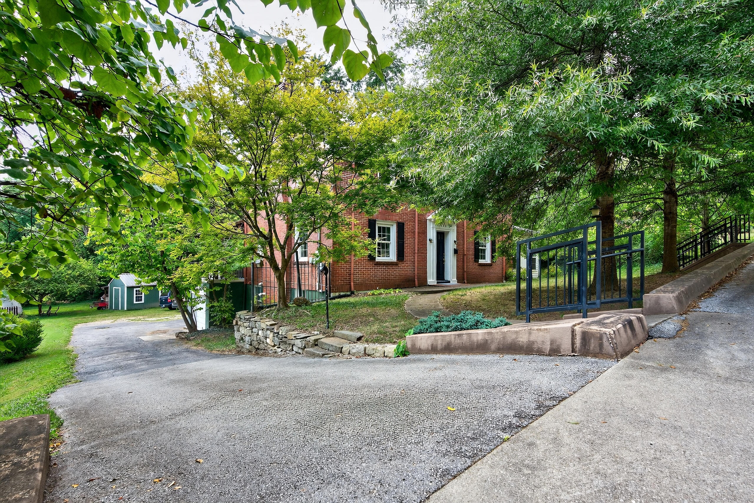 Berea, Kentucky 40403, United States, 4 Bedrooms Bedrooms, ,4 BathroomsBathrooms,Residential,Active,195762