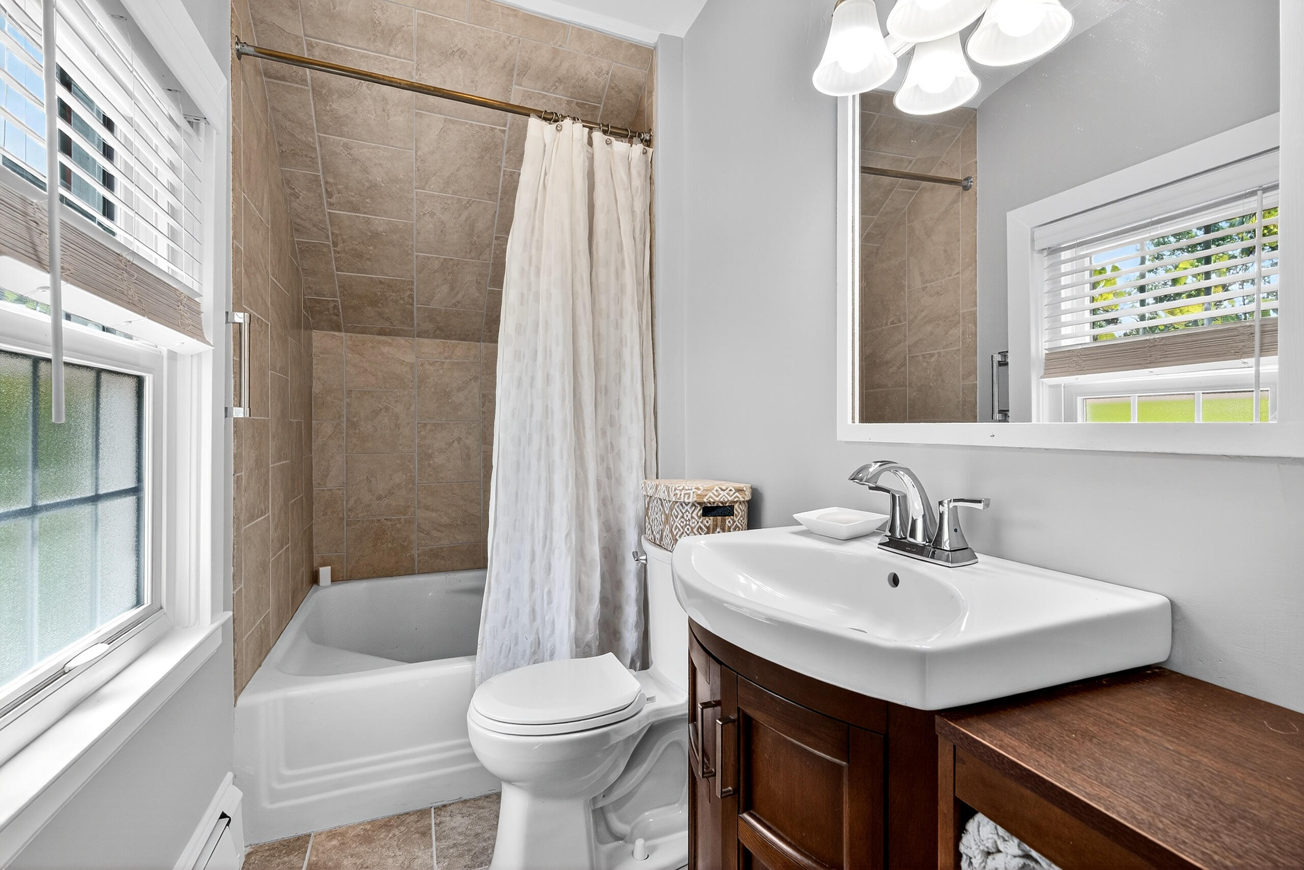 Berea, Kentucky 40403, United States, 4 Bedrooms Bedrooms, ,4 BathroomsBathrooms,Residential,Active,195762