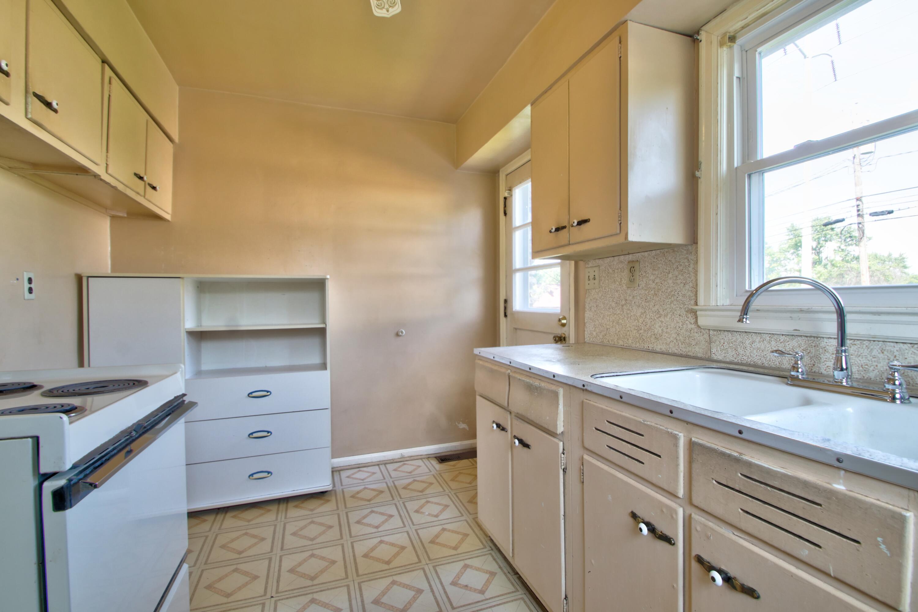 Lexington, Kentucky 40503, United States, 4 Bedrooms Bedrooms, ,1 BathroomBathrooms,Residential,Active,158210