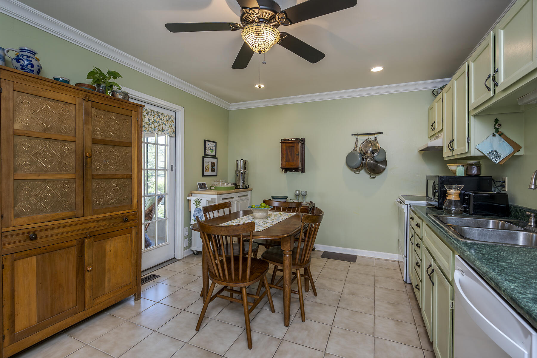 Lexington, Kentucky 40517, United States, 3 Bedrooms Bedrooms, ,2 BathroomsBathrooms,Residential,Pending,114209