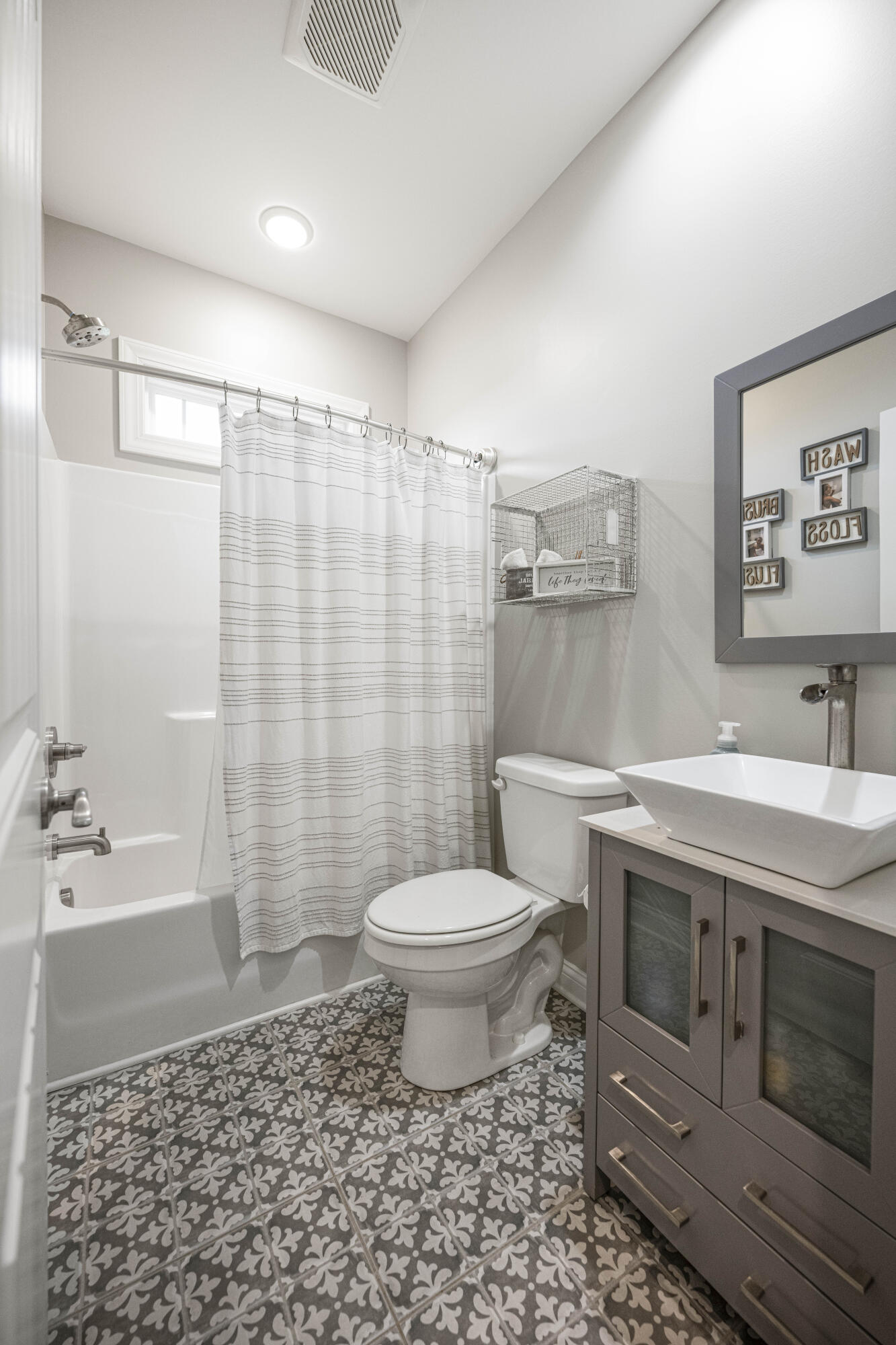 Richmond, Kentucky 40475, United States, 5 Bedrooms Bedrooms, ,3 BathroomsBathrooms,Residential,Active,31794