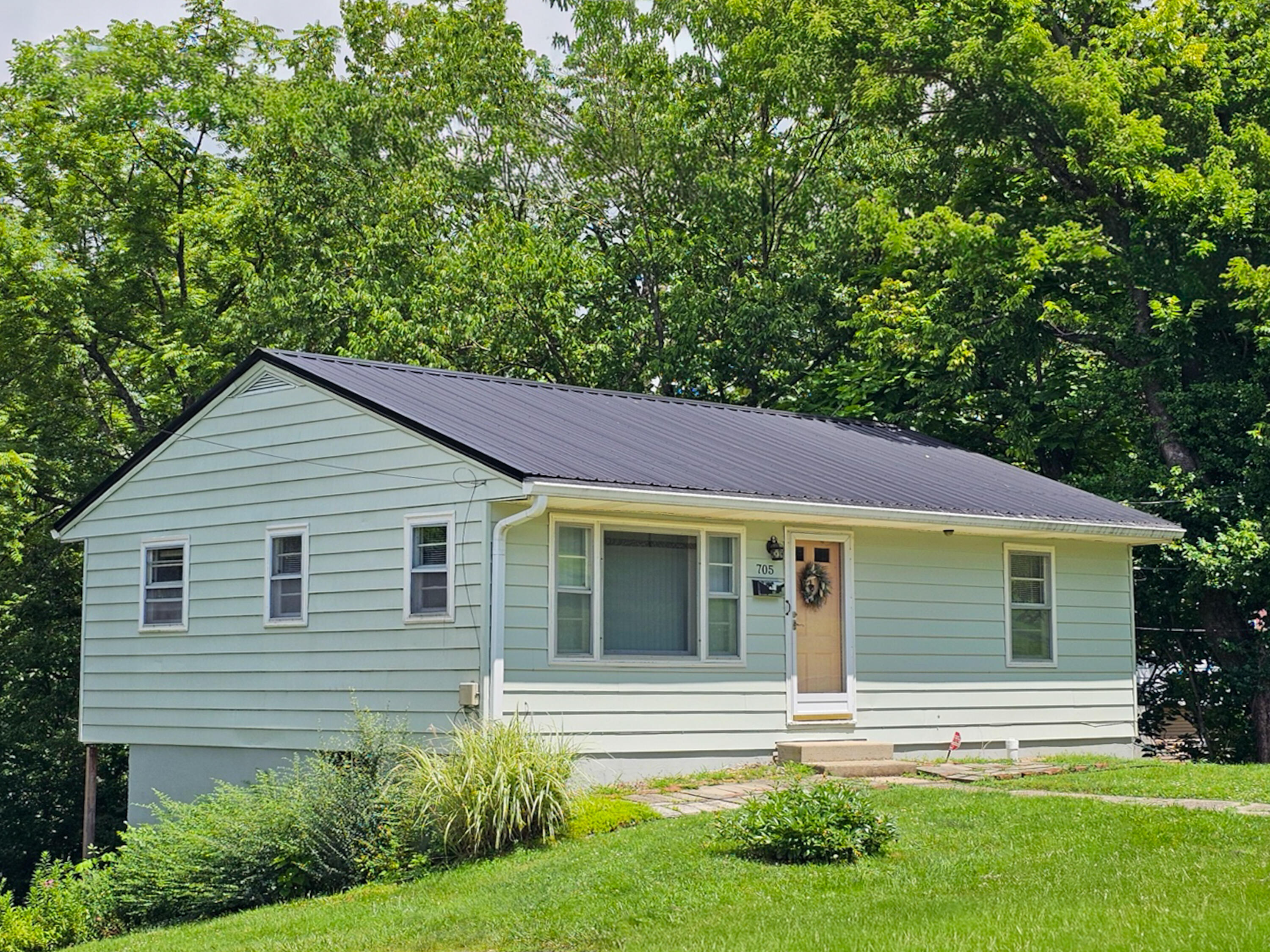 Photo 1 of 27 — 705 Beaumont Avenue, Harrodsburg, KY 40330