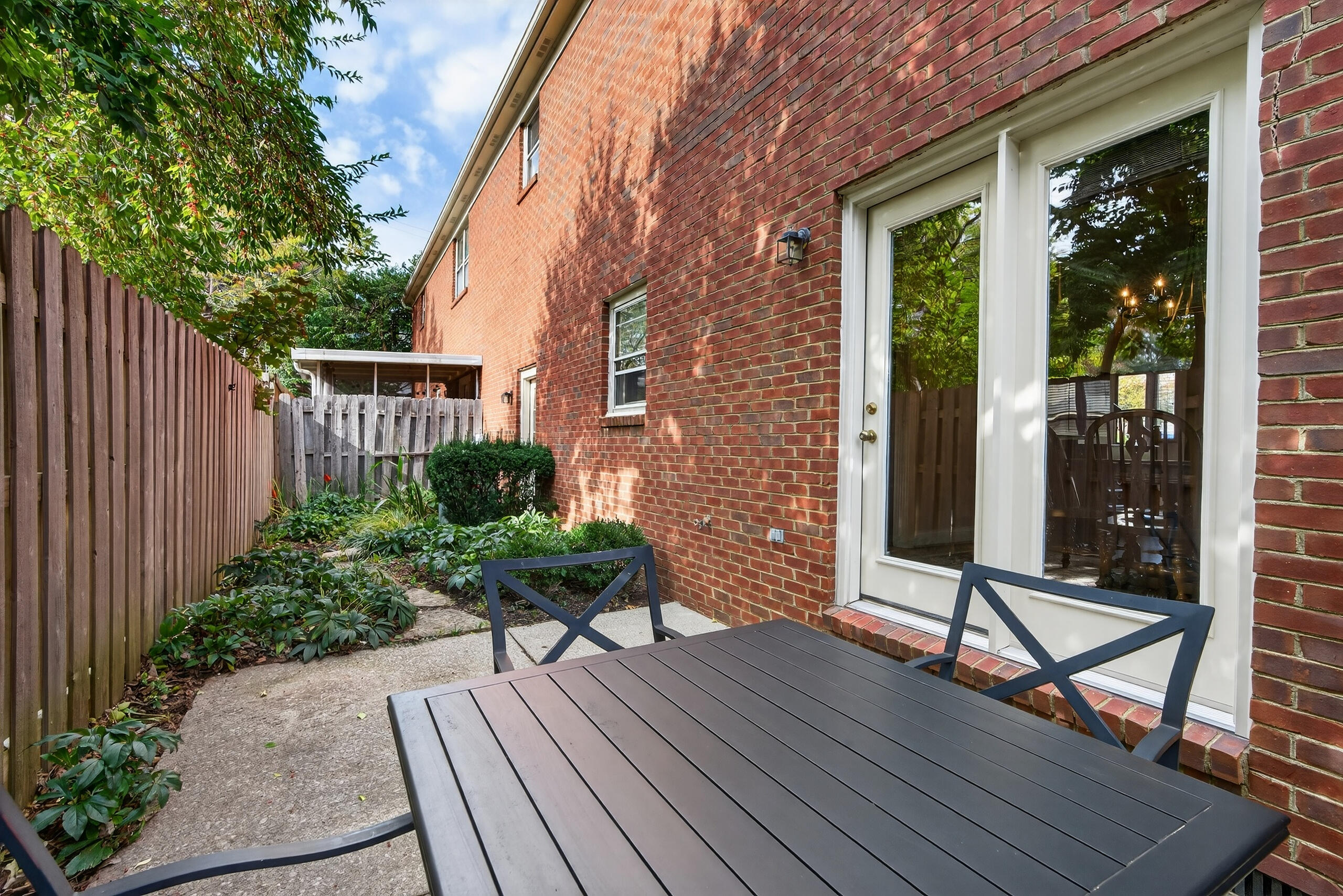 Lexington, Kentucky 40502, United States, 2 Bedrooms Bedrooms, ,3 BathroomsBathrooms,Residential,Active,240794