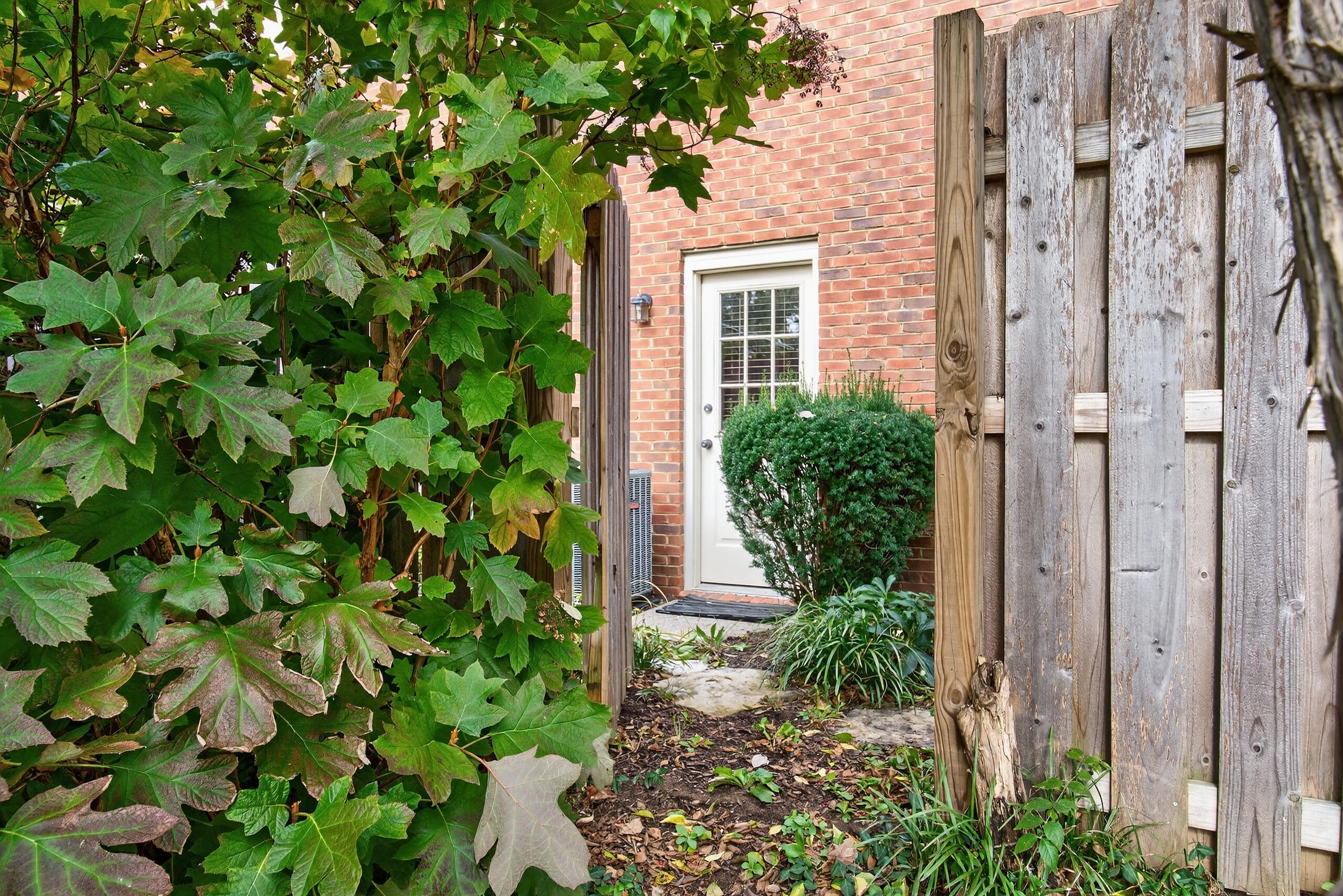 Lexington, Kentucky 40502, United States, 2 Bedrooms Bedrooms, ,3 BathroomsBathrooms,Residential,Active,240794