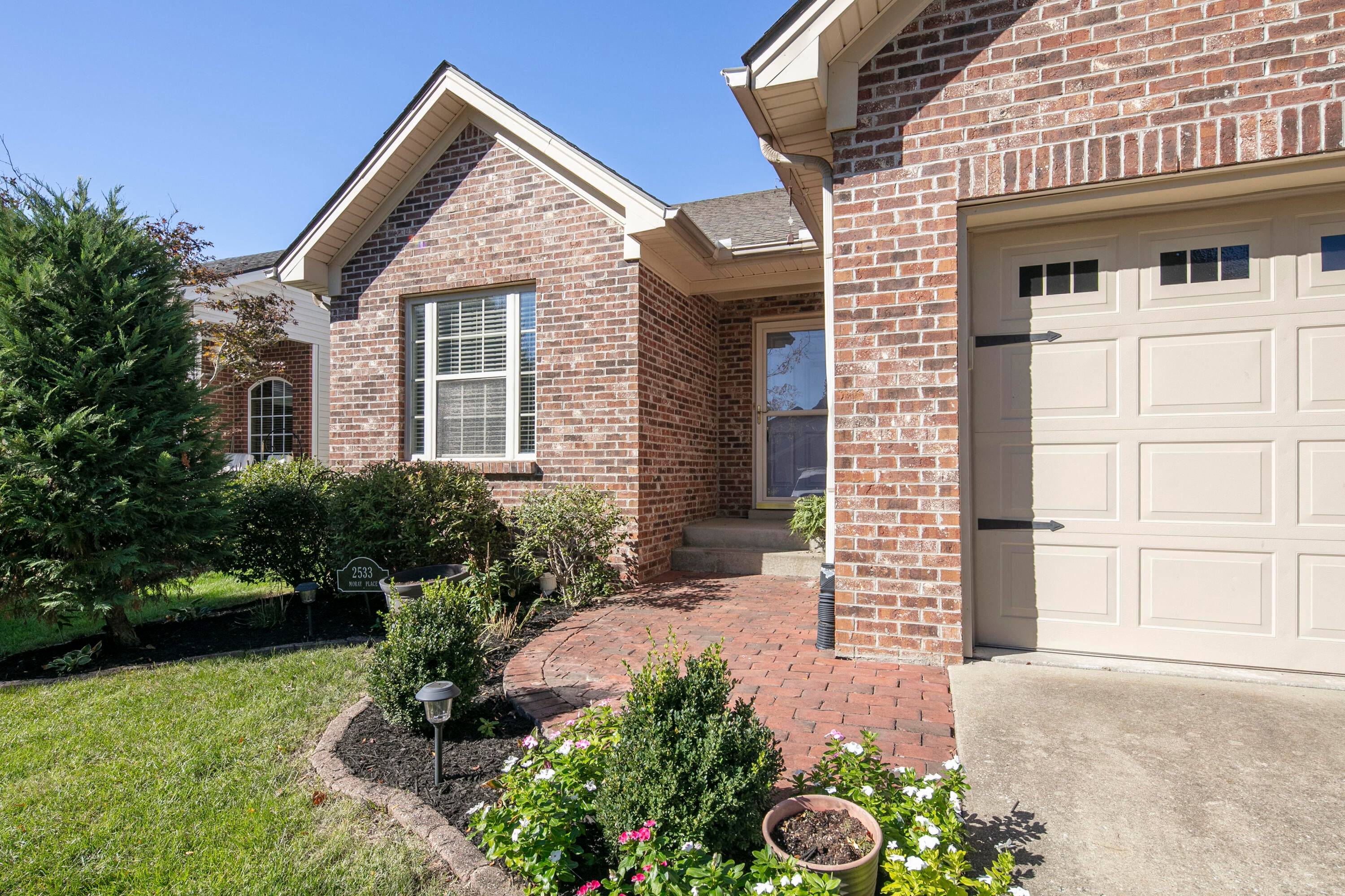 2533 Moray Place