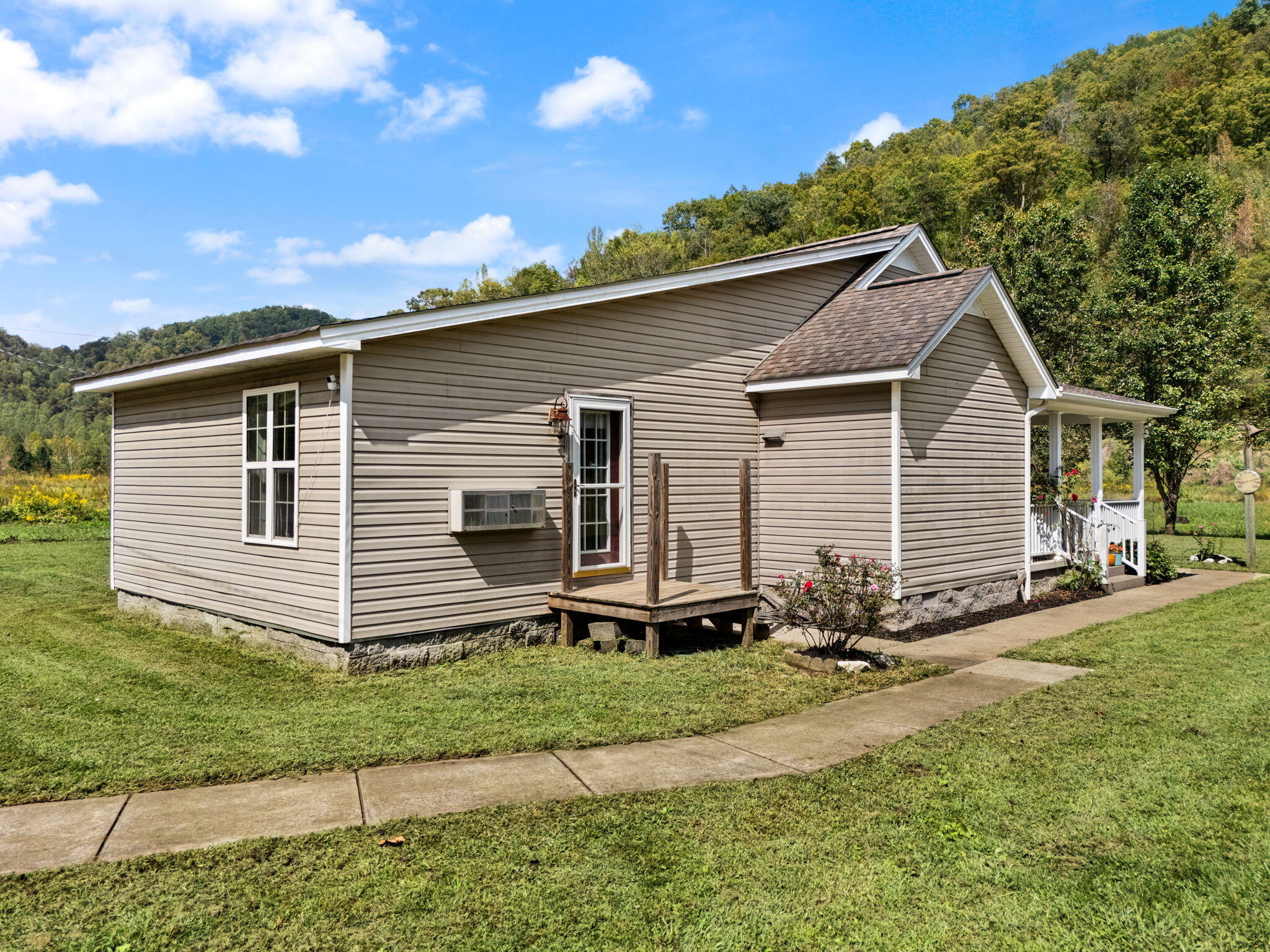 Oneida, Kentucky 40972, United States, 3 Bedrooms Bedrooms, ,2 BathroomsBathrooms,Residential,Active,220058