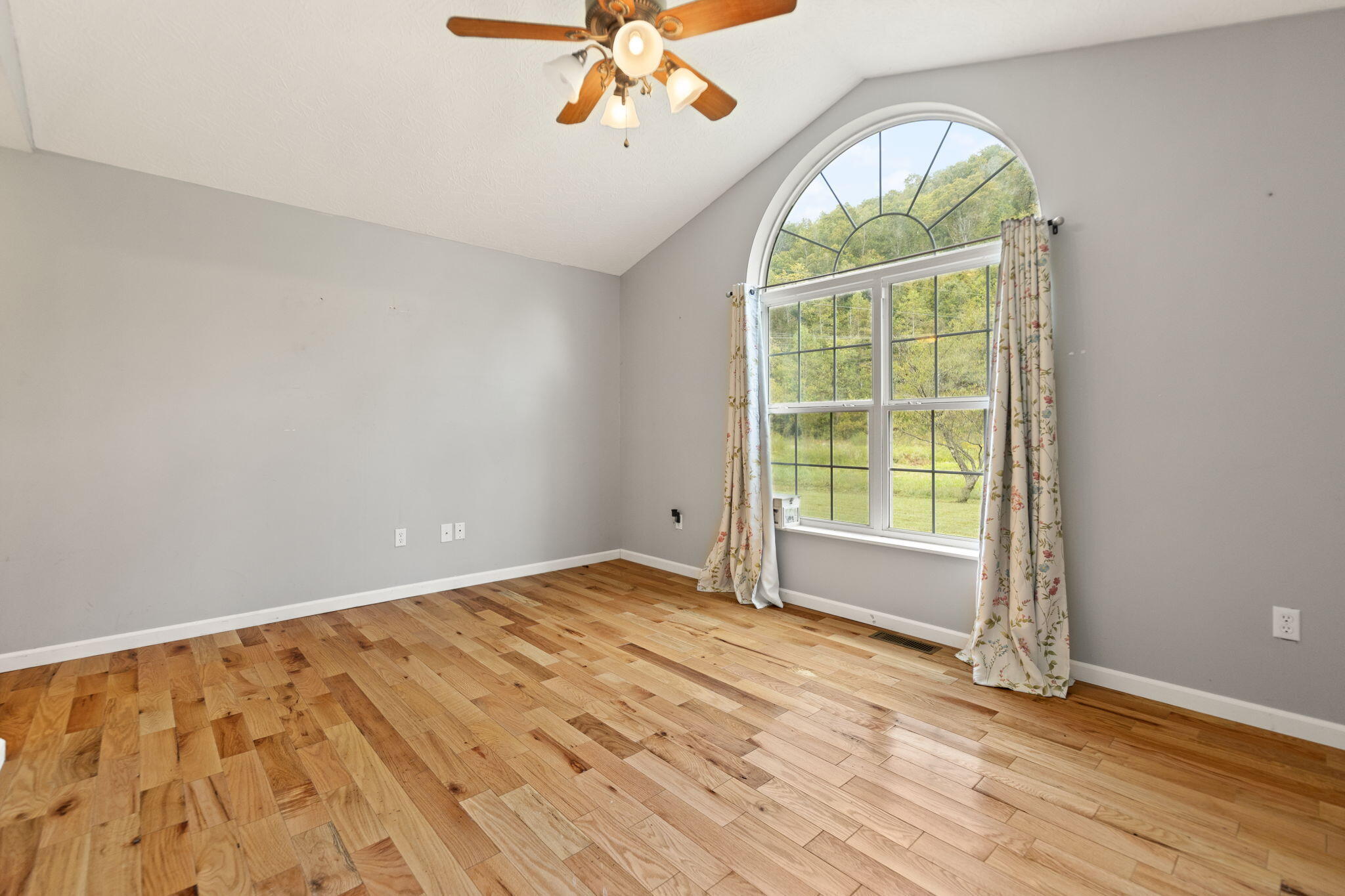 Oneida, Kentucky 40972, United States, 3 Bedrooms Bedrooms, ,2 BathroomsBathrooms,Residential,Active,220058