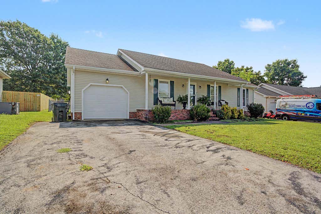 Photo of 583 Winchester Drive, Hopkinsville, KY 42240 (MLS # 26020423)