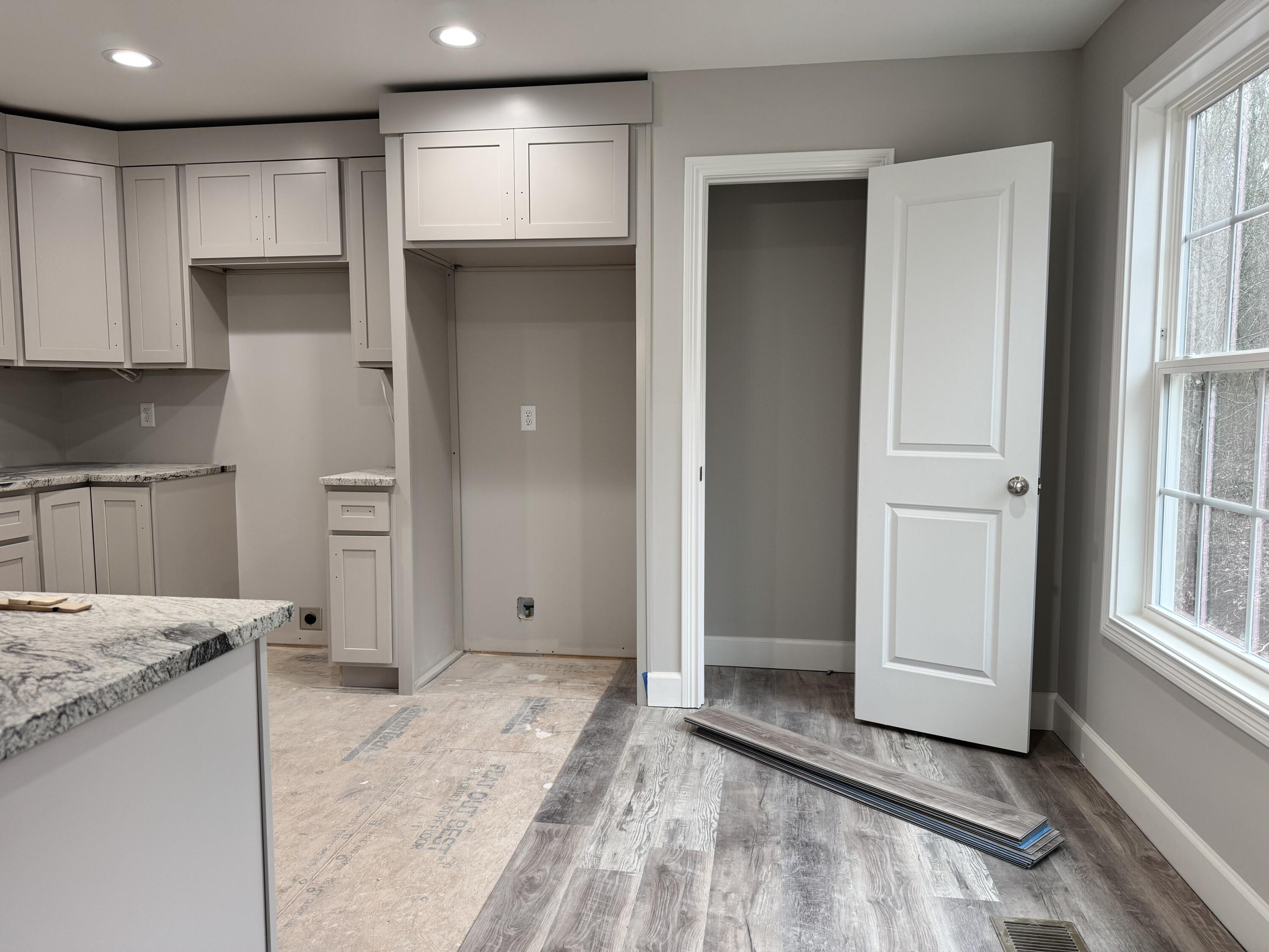 Richmond, Kentucky 40475, United States, 4 Bedrooms Bedrooms, ,3 BathroomsBathrooms,Residential,Contingent,24713