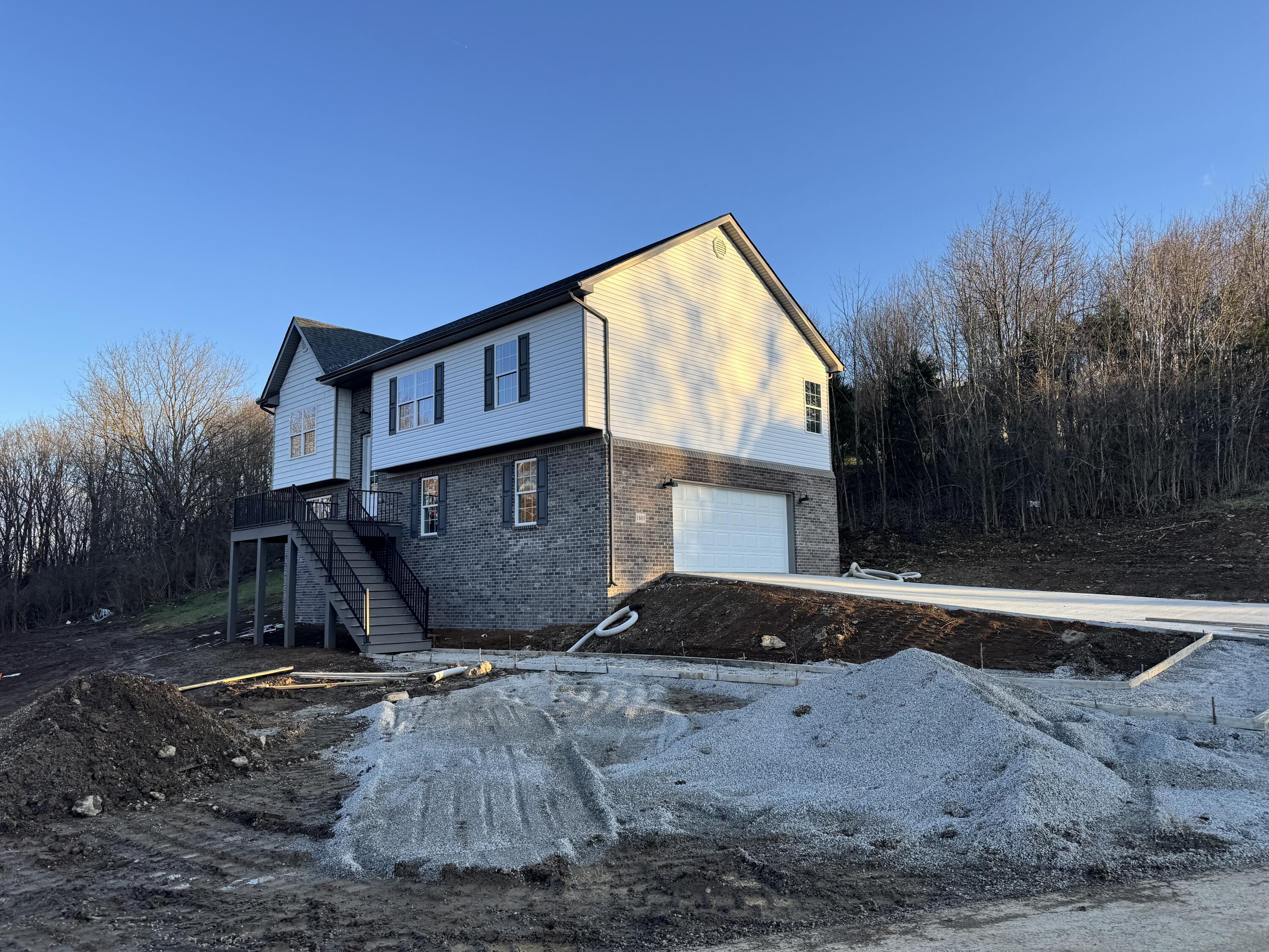 Richmond, Kentucky 40475, United States, 4 Bedrooms Bedrooms, ,3 BathroomsBathrooms,Residential,Contingent,24713