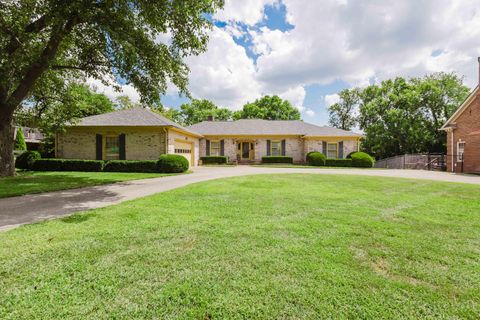 Photo of 924 Chinoe Road, Lexington, KY 40502 (MLS # 25017975)
