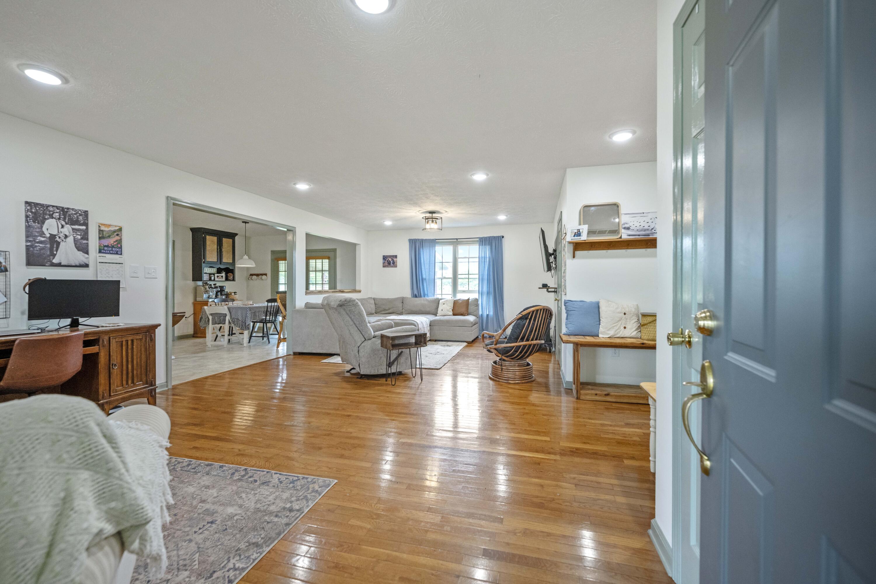 Berea, Kentucky 40403, United States, 3 Bedrooms Bedrooms, ,2 BathroomsBathrooms,Residential,Pending,126069