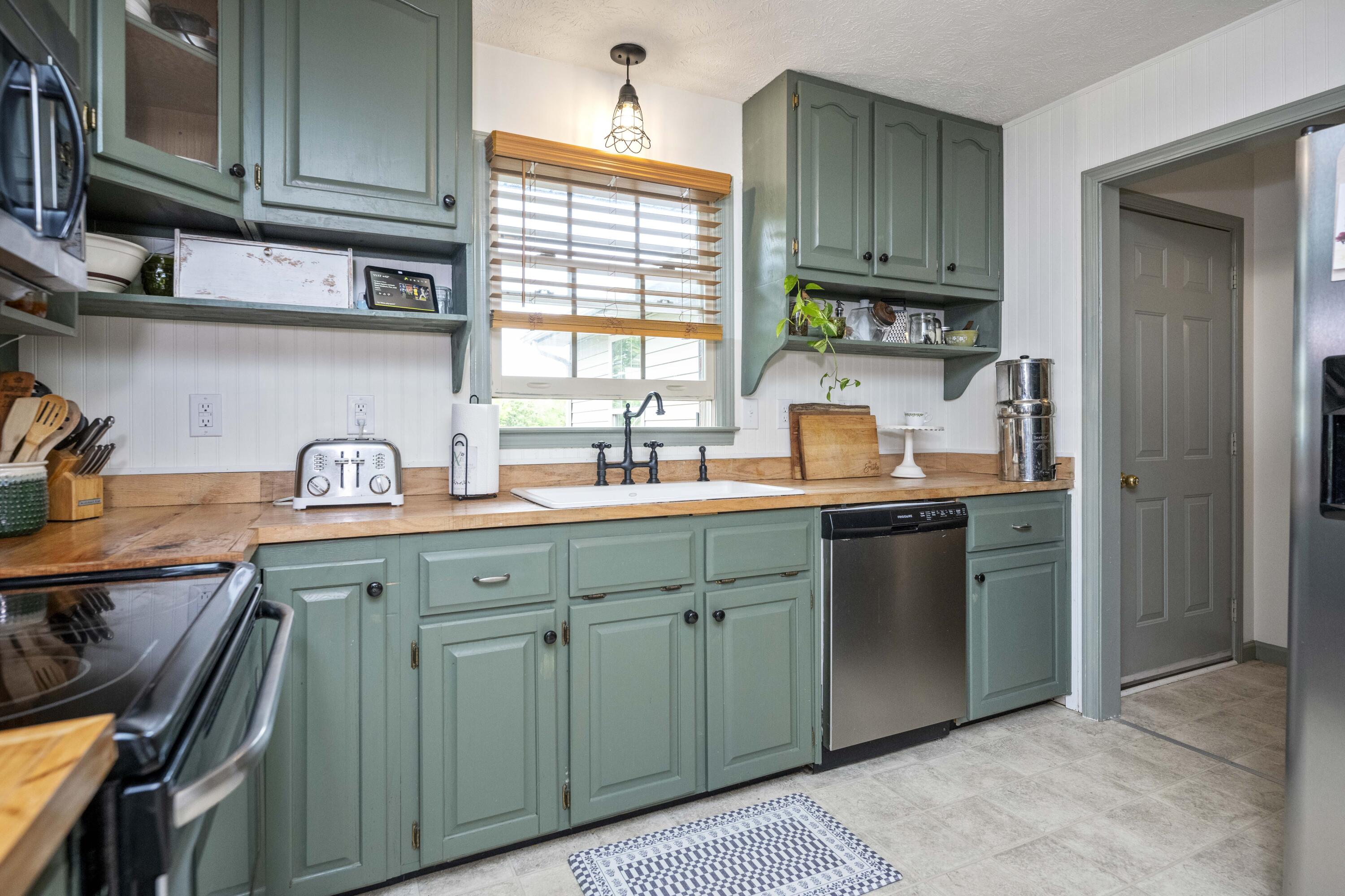 Berea, Kentucky 40403, United States, 3 Bedrooms Bedrooms, ,2 BathroomsBathrooms,Residential,Pending,126069