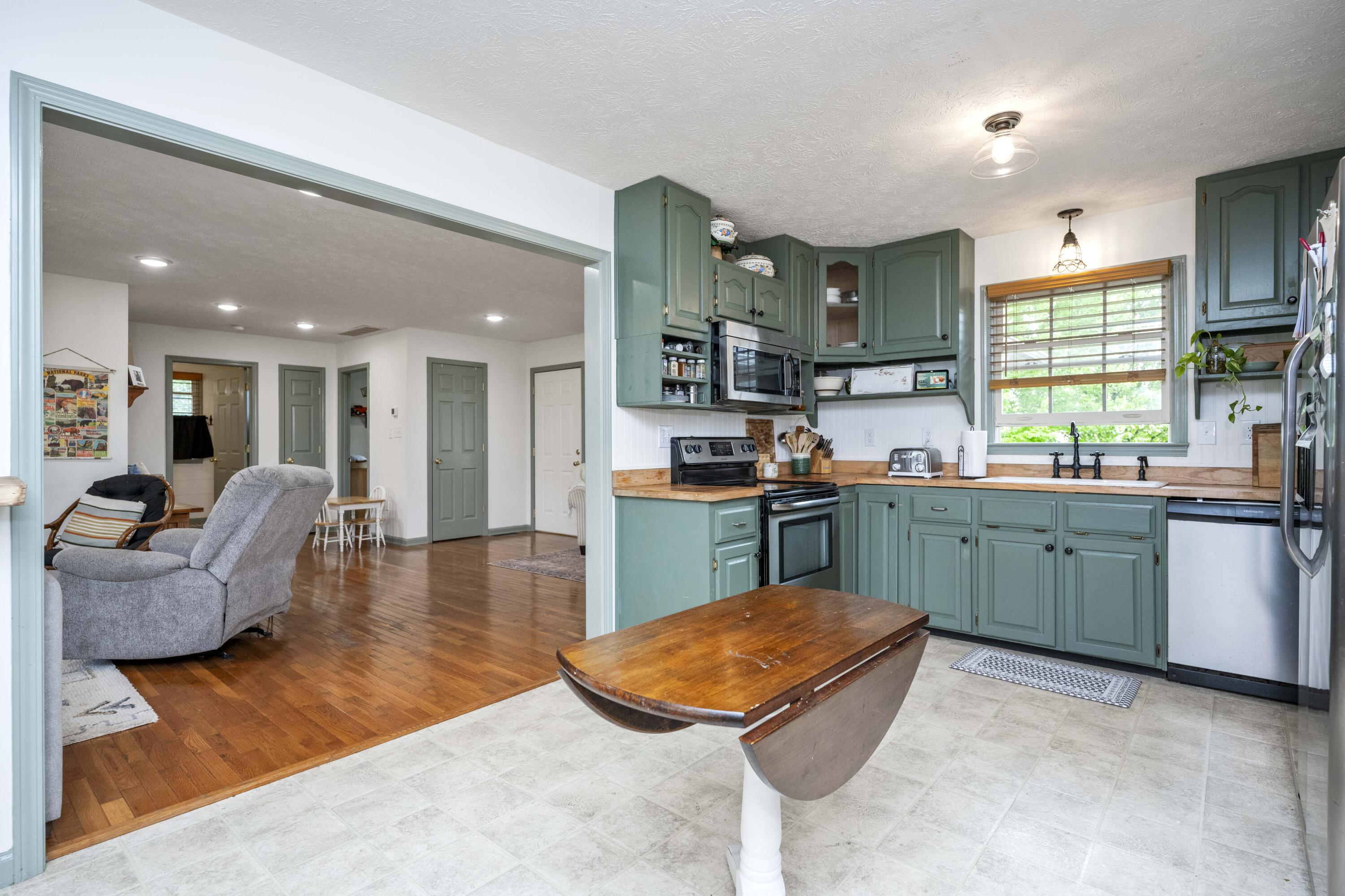 Berea, Kentucky 40403, United States, 3 Bedrooms Bedrooms, ,2 BathroomsBathrooms,Residential,Pending,126069