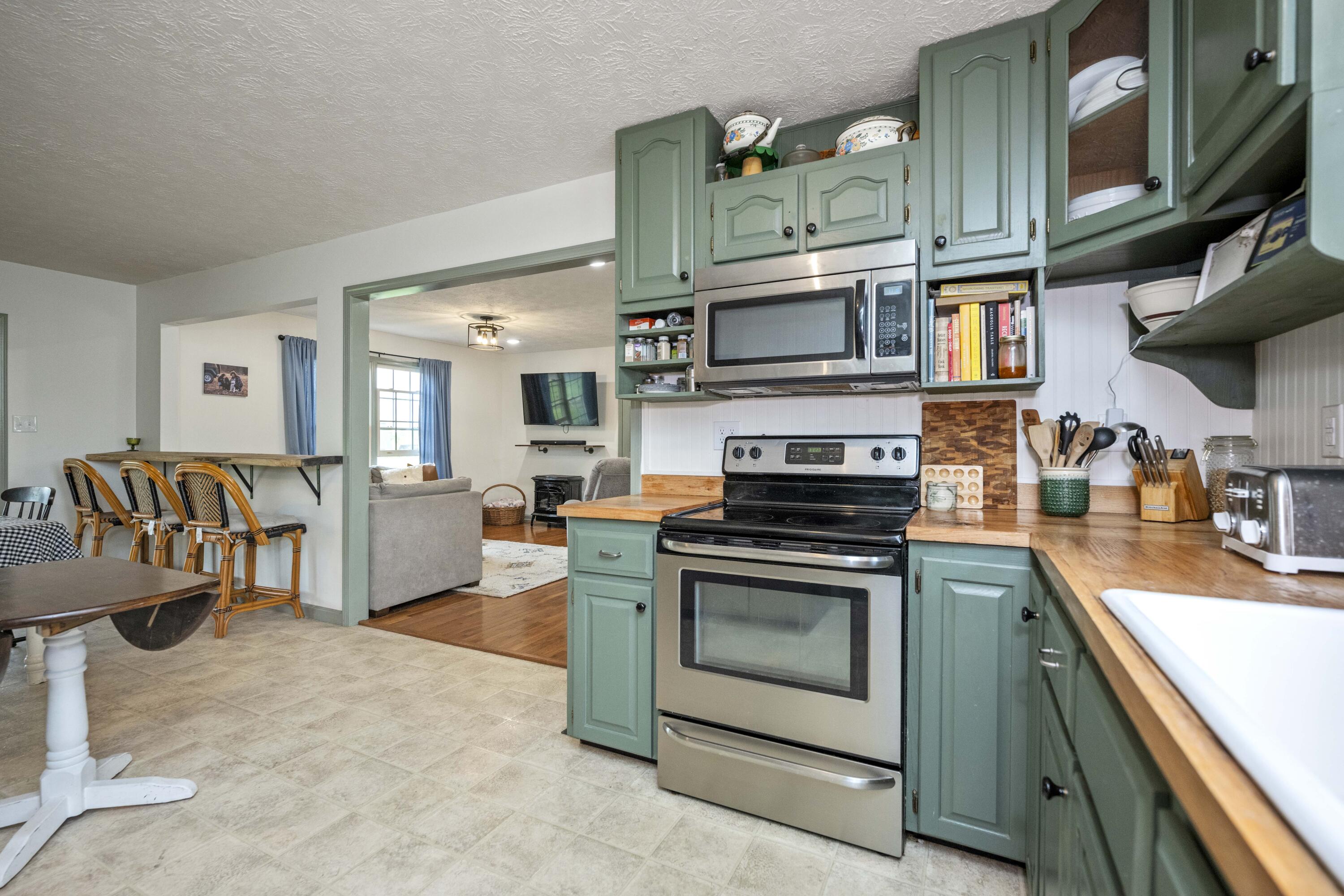 Berea, Kentucky 40403, United States, 3 Bedrooms Bedrooms, ,2 BathroomsBathrooms,Residential,Pending,126069