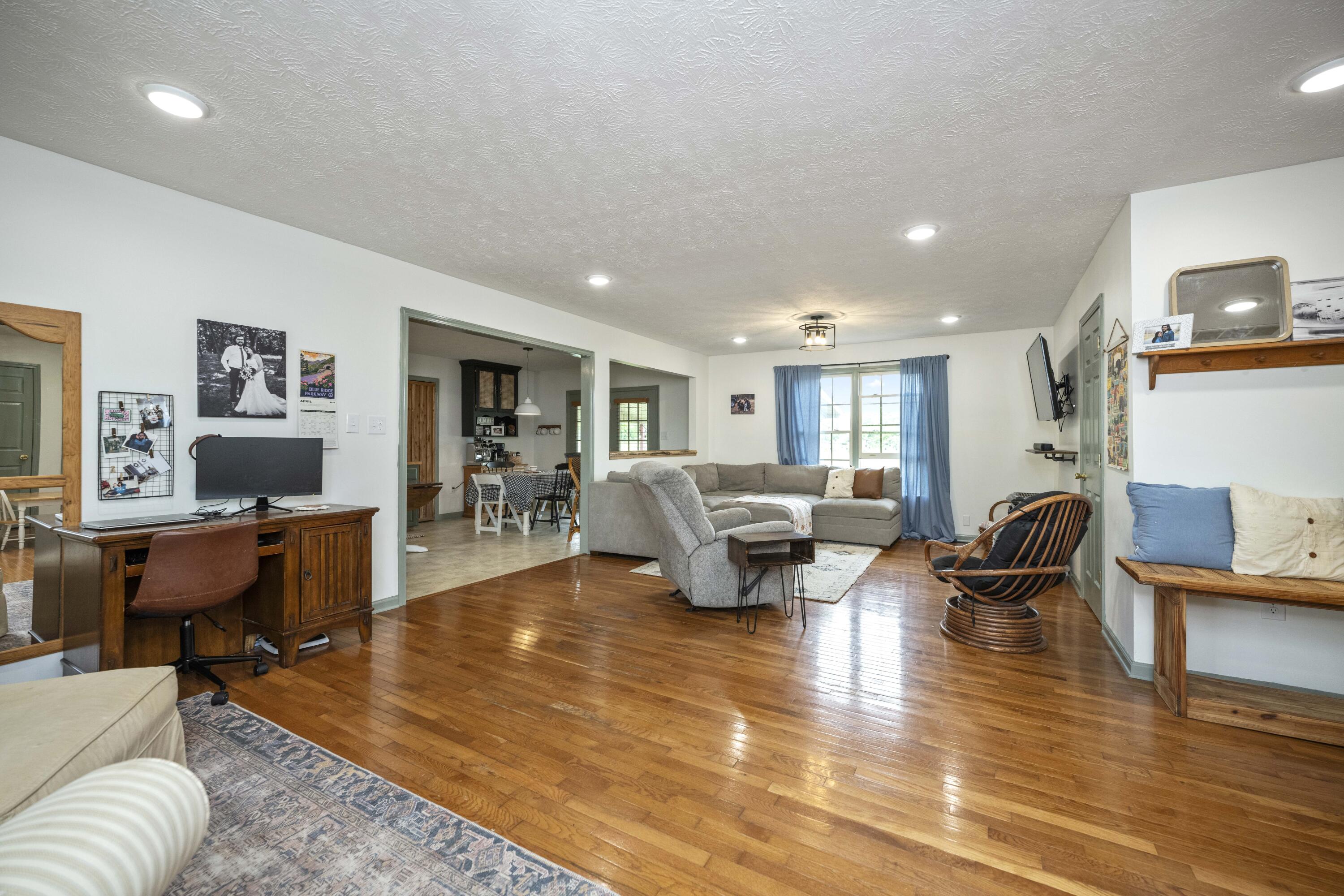 Berea, Kentucky 40403, United States, 3 Bedrooms Bedrooms, ,2 BathroomsBathrooms,Residential,Pending,126069