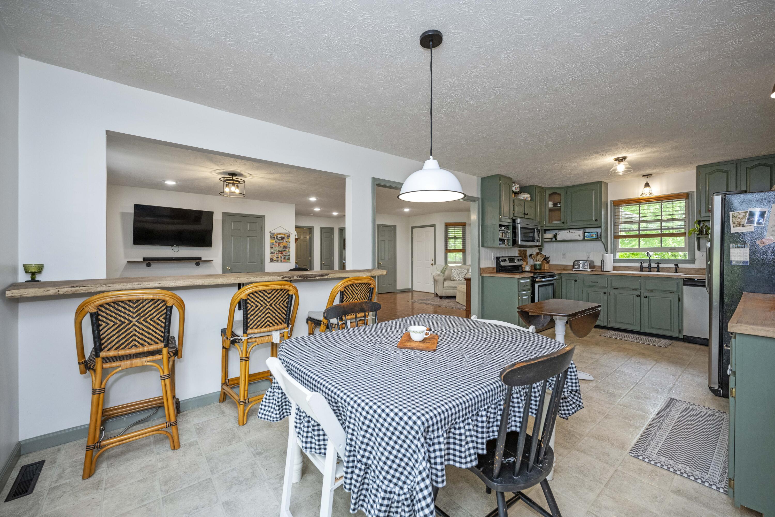 Berea, Kentucky 40403, United States, 3 Bedrooms Bedrooms, ,2 BathroomsBathrooms,Residential,Pending,126069