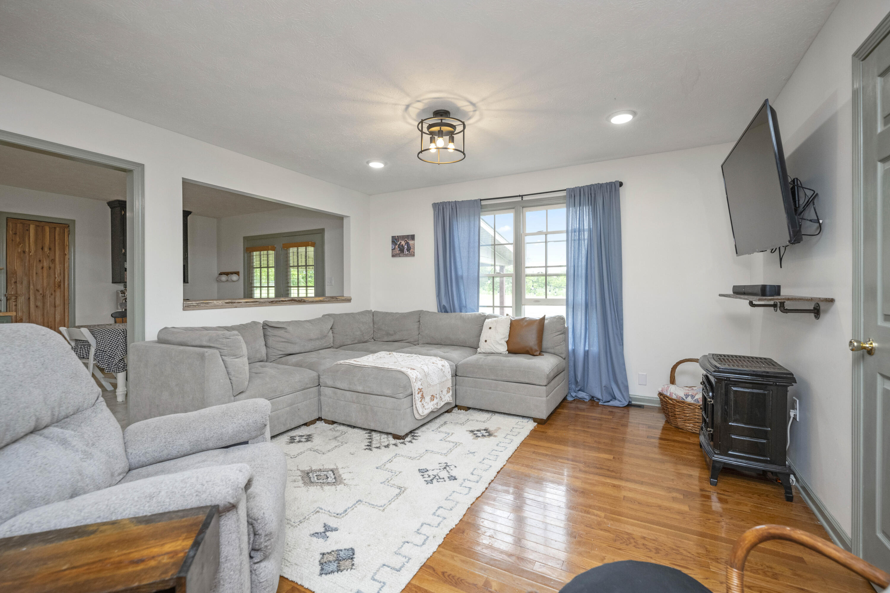 Berea, Kentucky 40403, United States, 3 Bedrooms Bedrooms, ,2 BathroomsBathrooms,Residential,Pending,126069