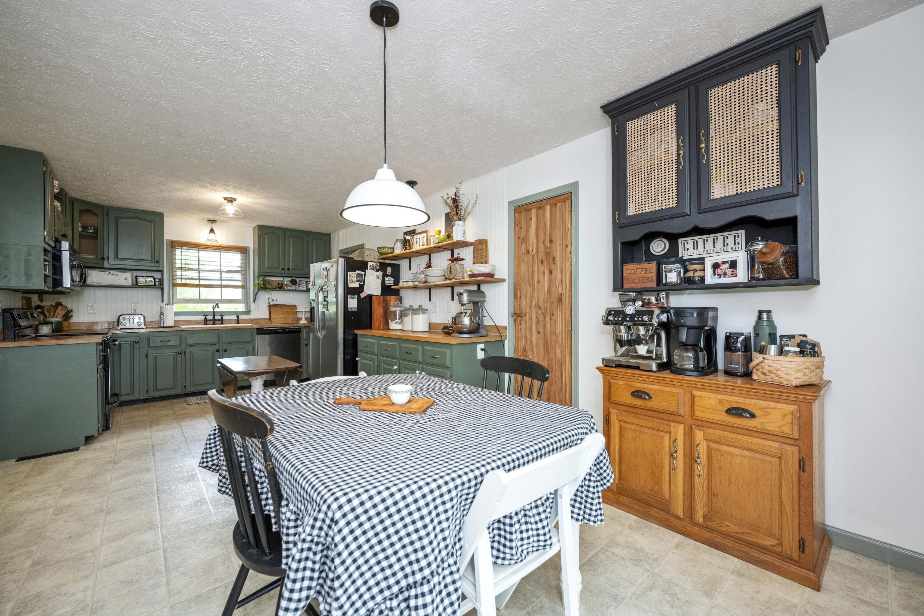 Berea, Kentucky 40403, United States, 3 Bedrooms Bedrooms, ,2 BathroomsBathrooms,Residential,Pending,126069