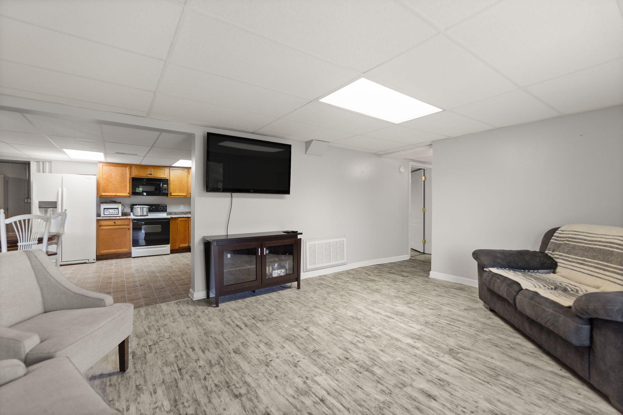 Irvine, Kentucky 40336, United States, 4 Bedrooms Bedrooms, ,4 BathroomsBathrooms,Residential,Pending,173322