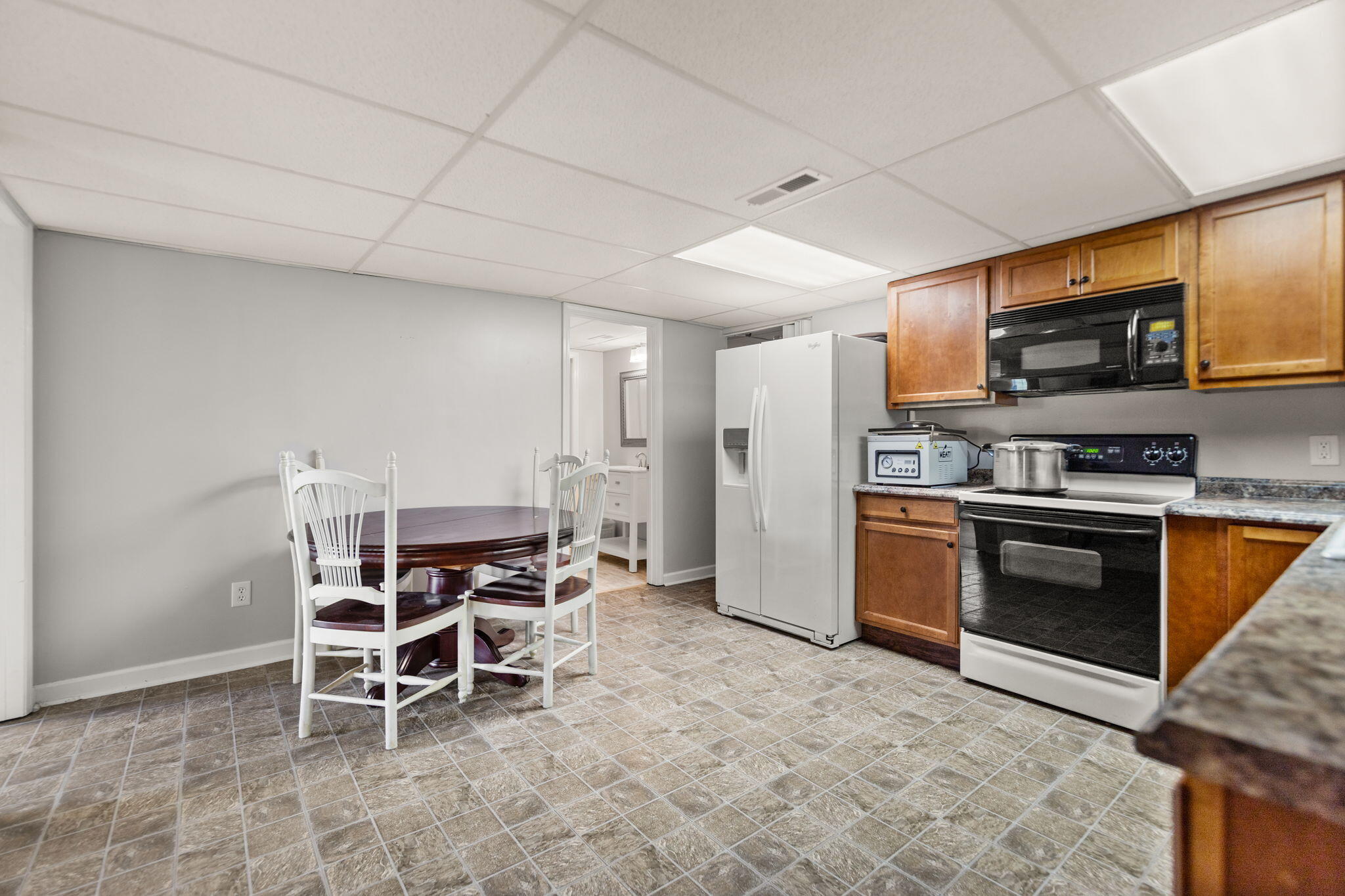 Irvine, Kentucky 40336, United States, 4 Bedrooms Bedrooms, ,4 BathroomsBathrooms,Residential,Pending,173322